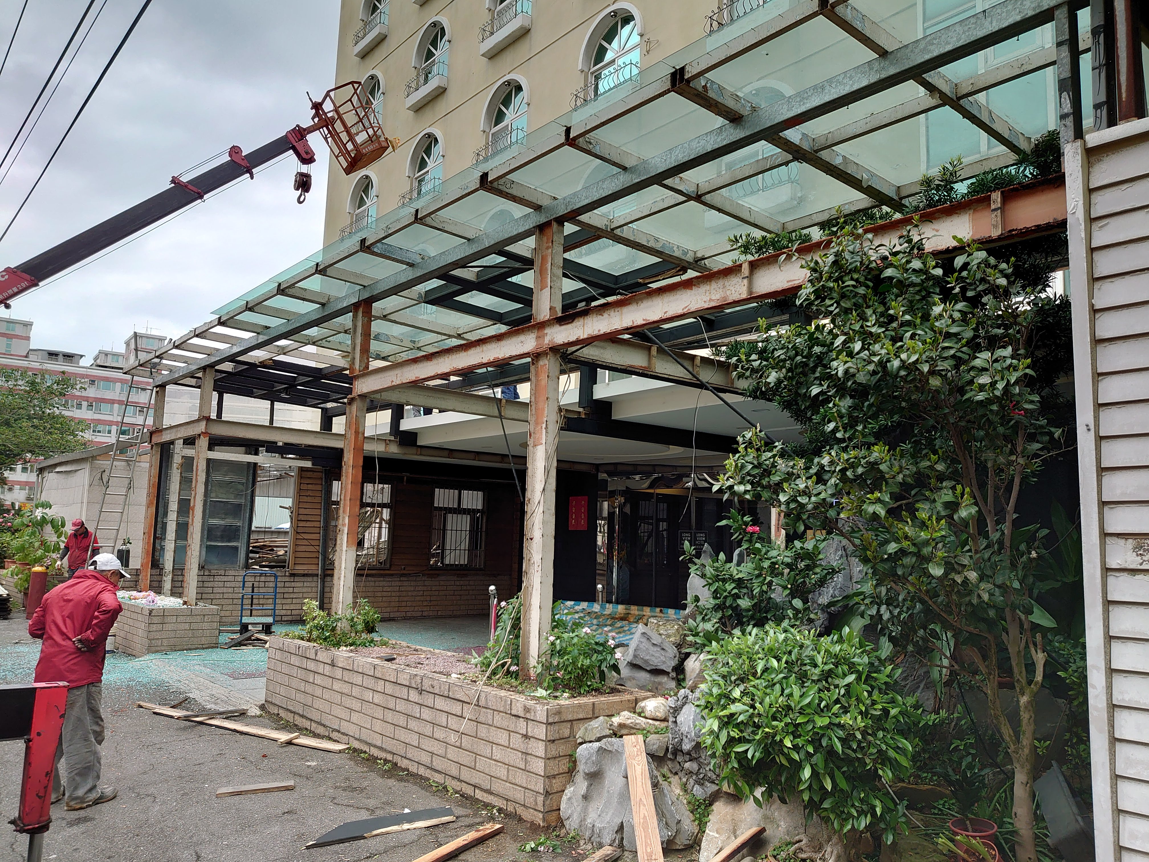 淡水區淡海路與淡海路165巷路口人行道過去遭當地飯店占用公有土地。
