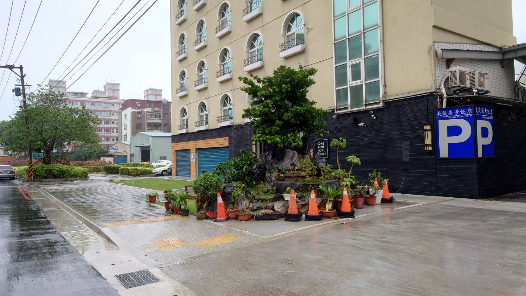 在市府團隊共同合作下，淡水區淡海路與淡海路165巷路口已改善為人行道，提供民眾舒適步行空間。