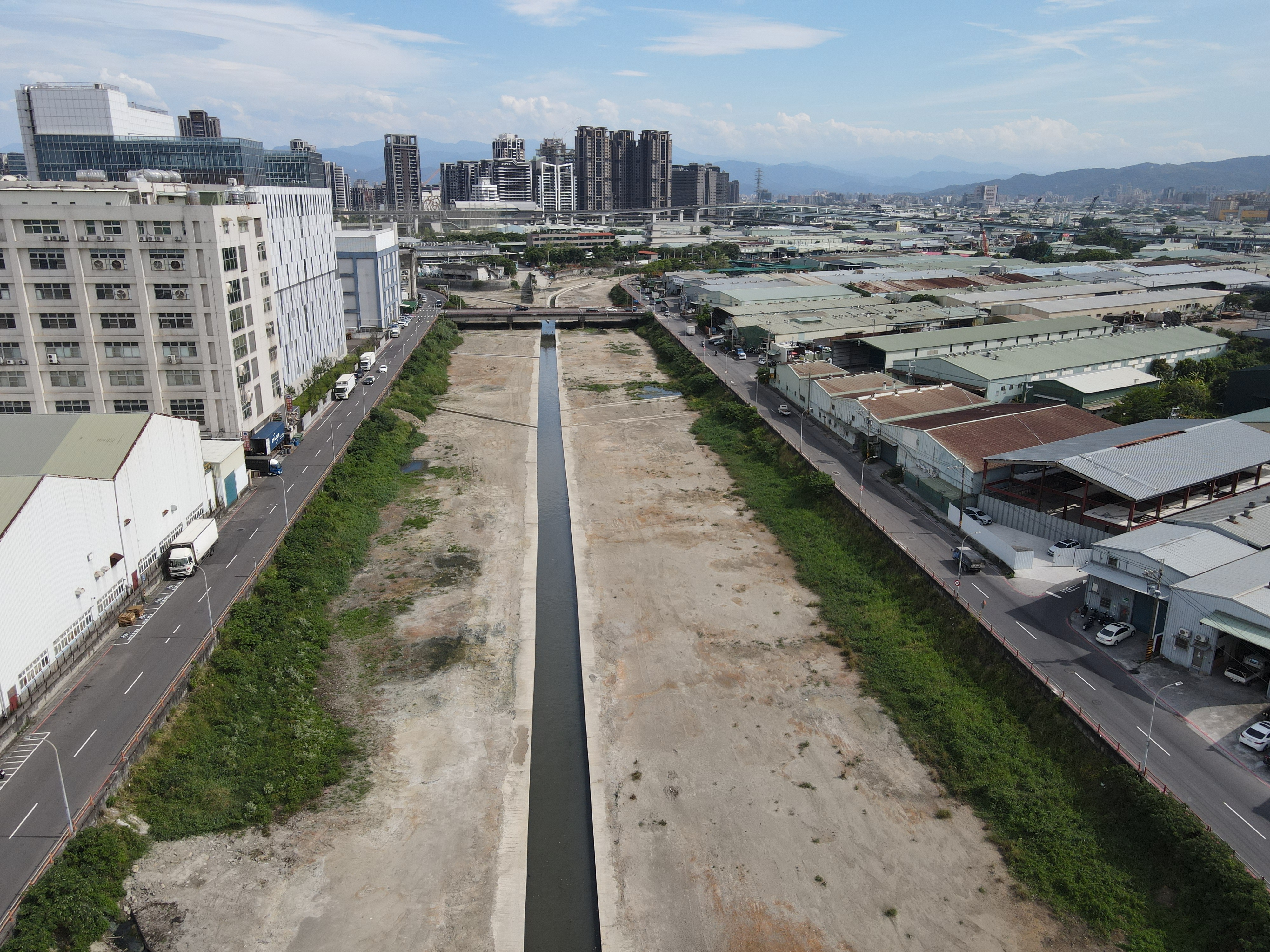 貴子坑溪首部曲施工後原有河道兩側植被保留良好，現地不再發出惡臭及髒亂