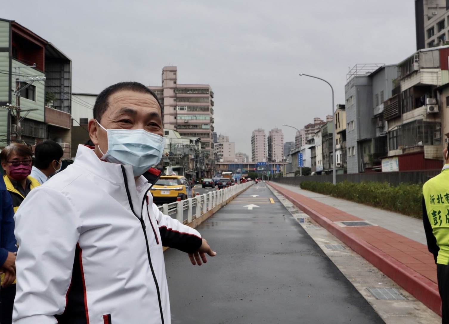 新北市長侯友宜今（30）日前往亞洲路拓寬工程視察，並預計於今日下午2時正式開放通車，原有的亞洲路北向兩車道將拓寬為三車道，達到直行車輛與右轉車輛分流效果