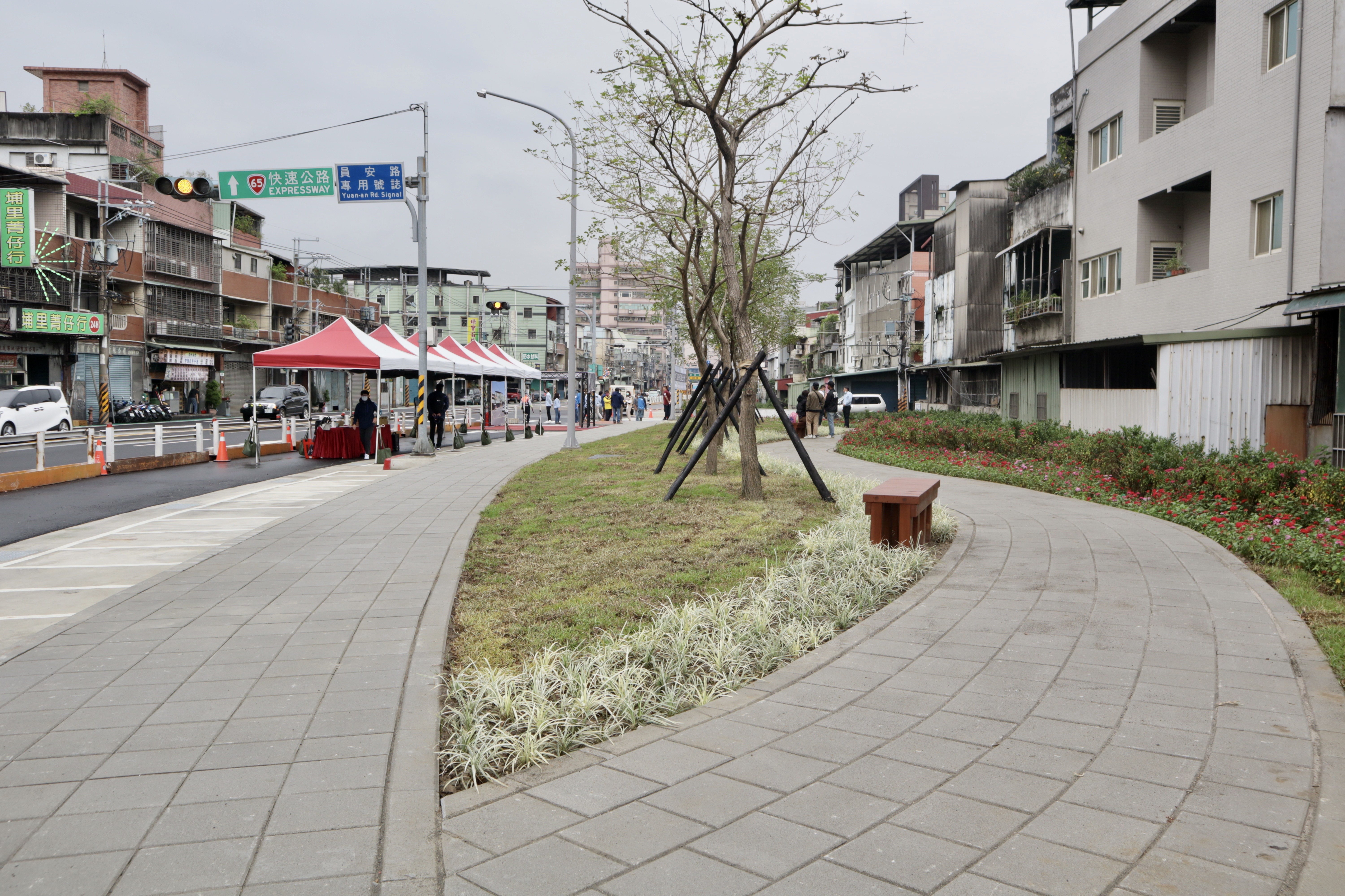 土城亞洲路拓寬工程利用大安圳加蓋除增加一個右轉車道外，也一併增設人行道，將城林路及員安路的人空間串聯，提供安全的步行空間