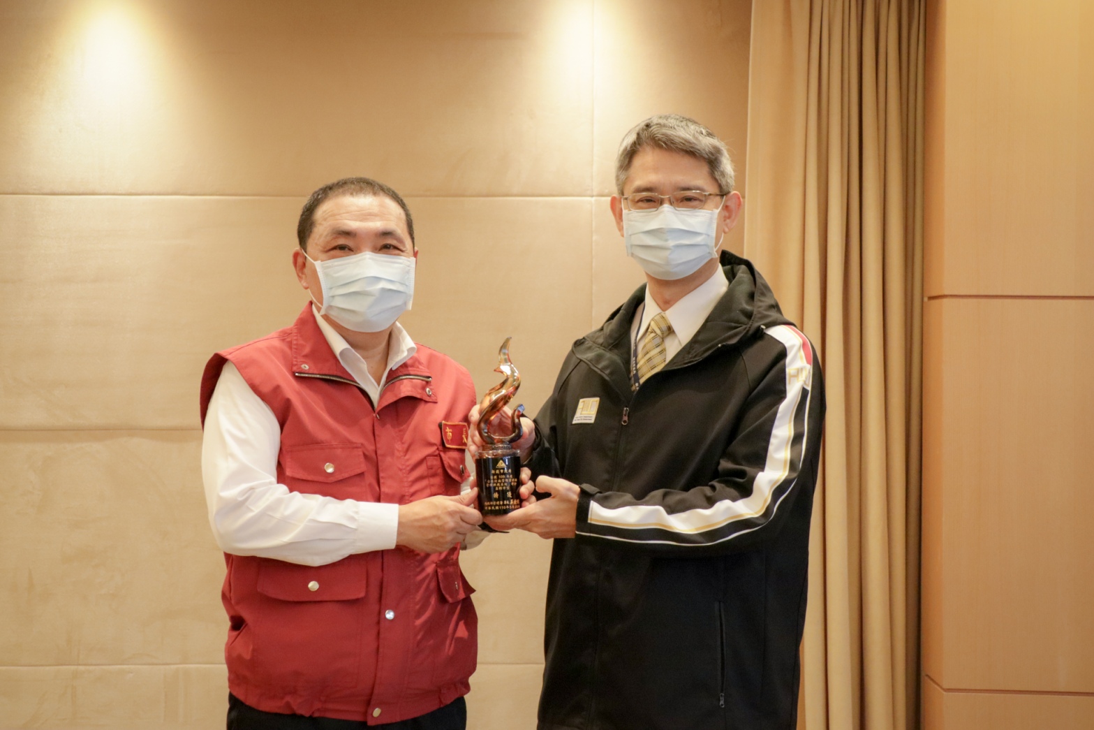 新北市政府今年再度蟬聯「公共設施管線資料庫管理供應系統考評計畫」全國第一，由新北市養工處副處長簡必琦(右二)代表獻獎給市府。