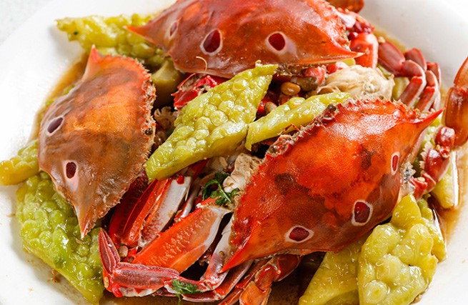 圖一：苦瓜炒三點蟹，三點蟹的鮮甜中和了苦瓜苦澀味，熟透的黃綠色苦瓜配上紅色的三點蟹，有一種家裡溫暖的味道