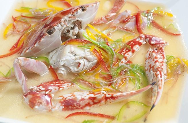 圖三：花蟹蒸蛋，花蟹斑斕的色彩配上鮮明的黃色，灑上田椒細絲，引起眾人食慾