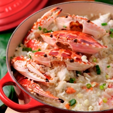 圖四：螃蟹粥，蒸好的花蟹斬塊與稀飯共煮，飽人又暖胃