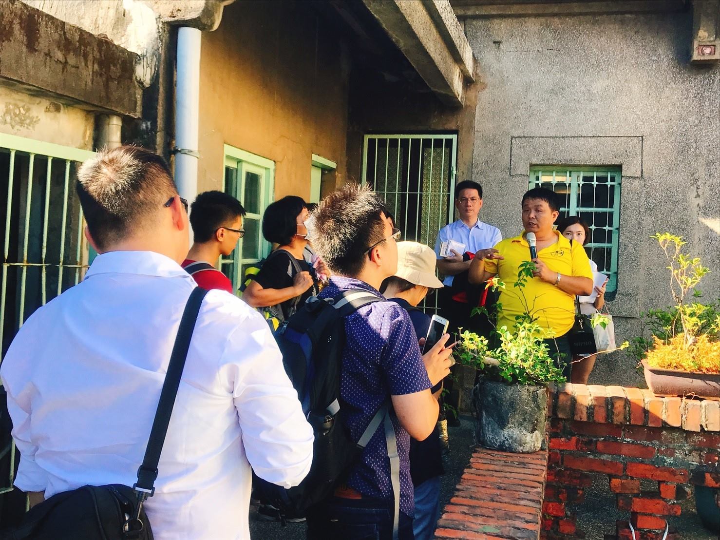 身兼文史工作的他已無酬辦理近10場地方導覽課程，如走訪黃金神社、金瓜石、猴硐、義方商行，以至勸濟堂宗教文化等專題無所不包(圖為非疫情期間之導覽課程照)