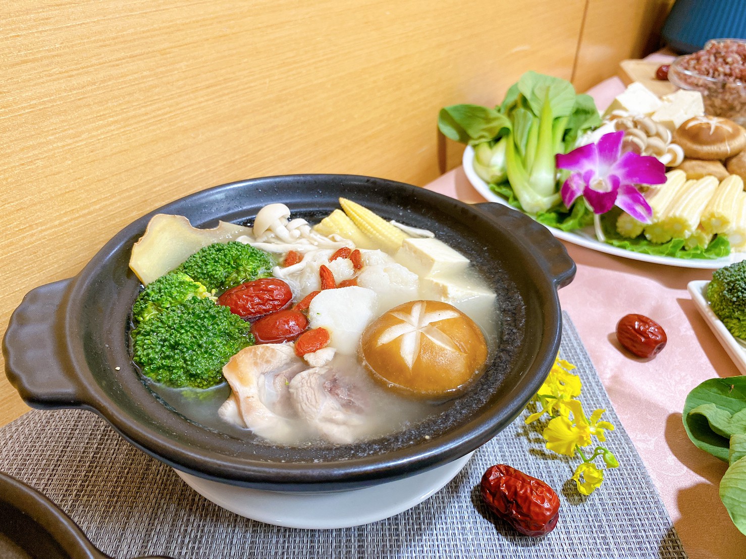 以新北山藥製作的養生雞湯調理包為基底，再自行加上蔬菜等，即可快速製作一道美味又養生的料理