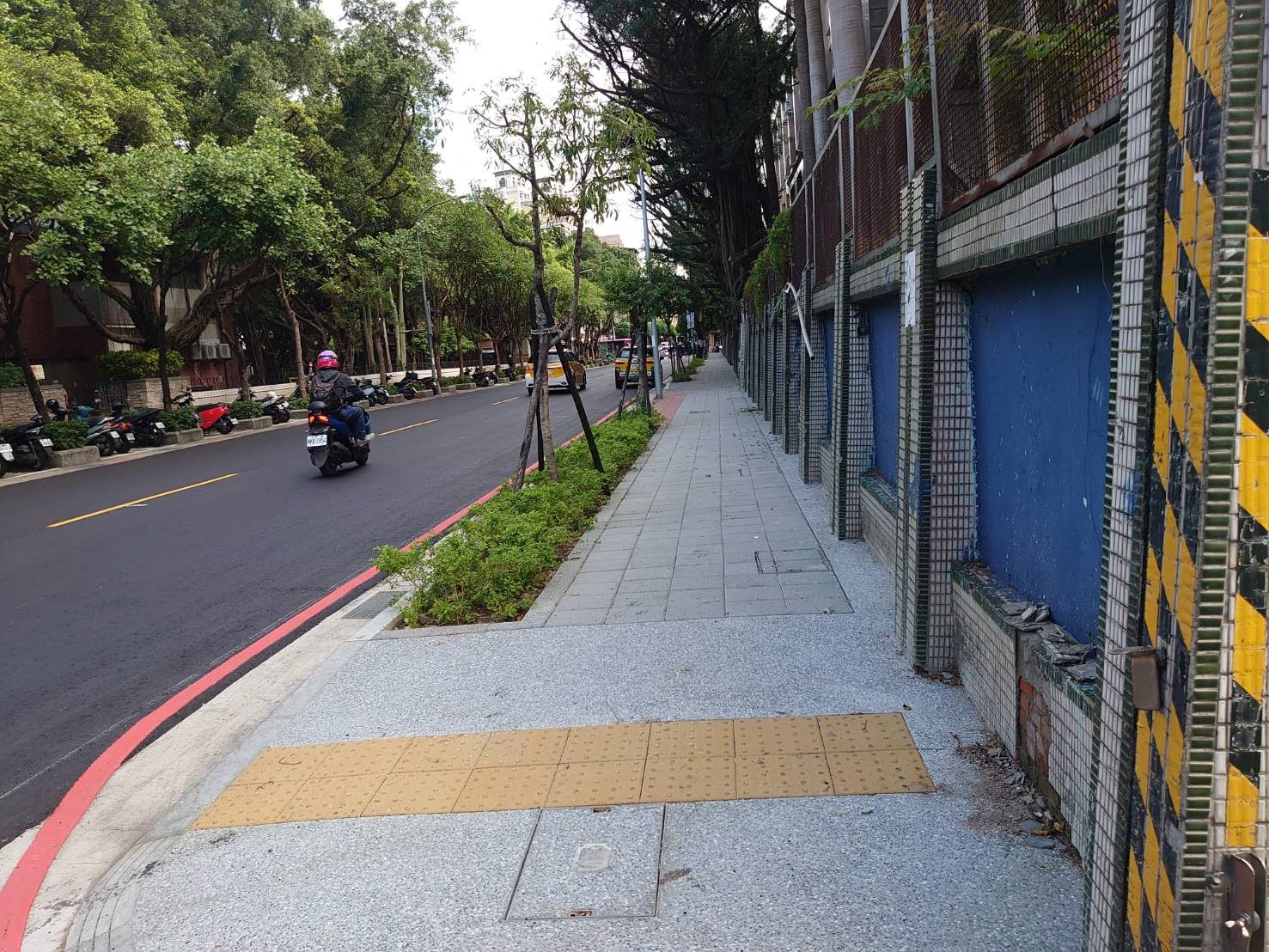 永和永平高中通學廊道改善完成，圍牆退縮重新整併變電箱、路樹至設施帶，讓拓寬的人行道寬度，增加學生通行安全
