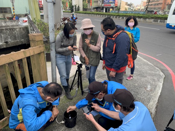  新莊巡守隊十八份坑溪水質檢測情形
