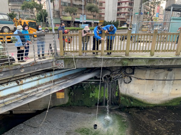  新莊巡守隊水質檢測採水情形