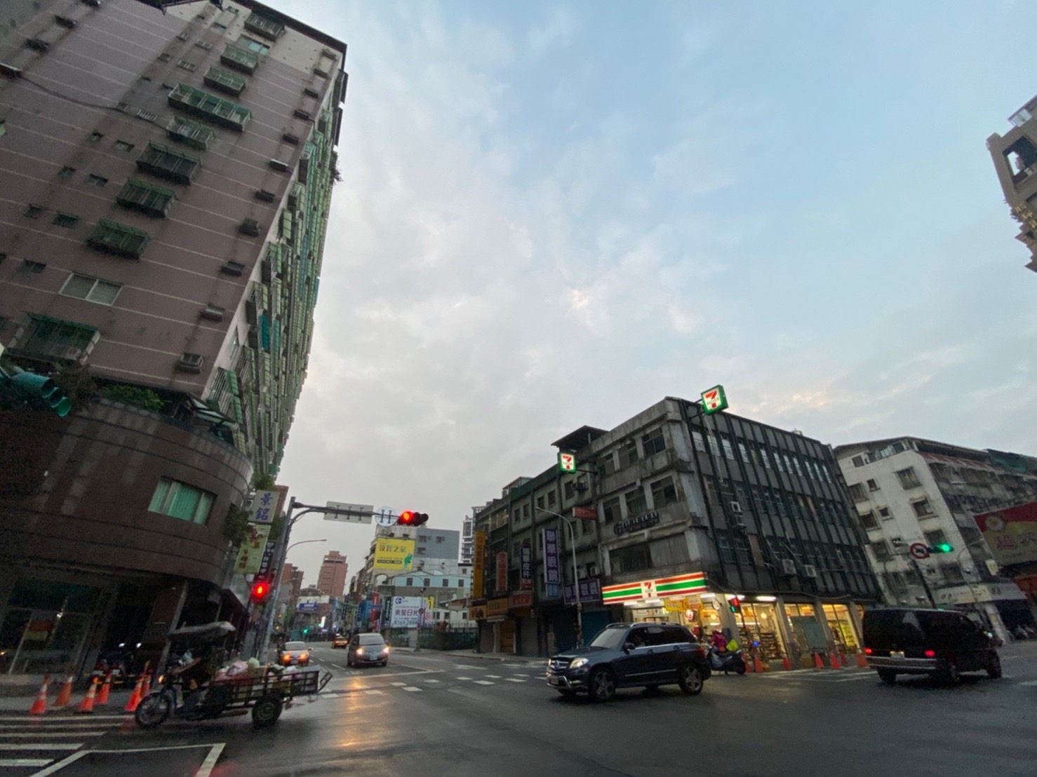 服務40年的板橋成都陸橋功成身退，讓四川路一段街景豁然開朗。
