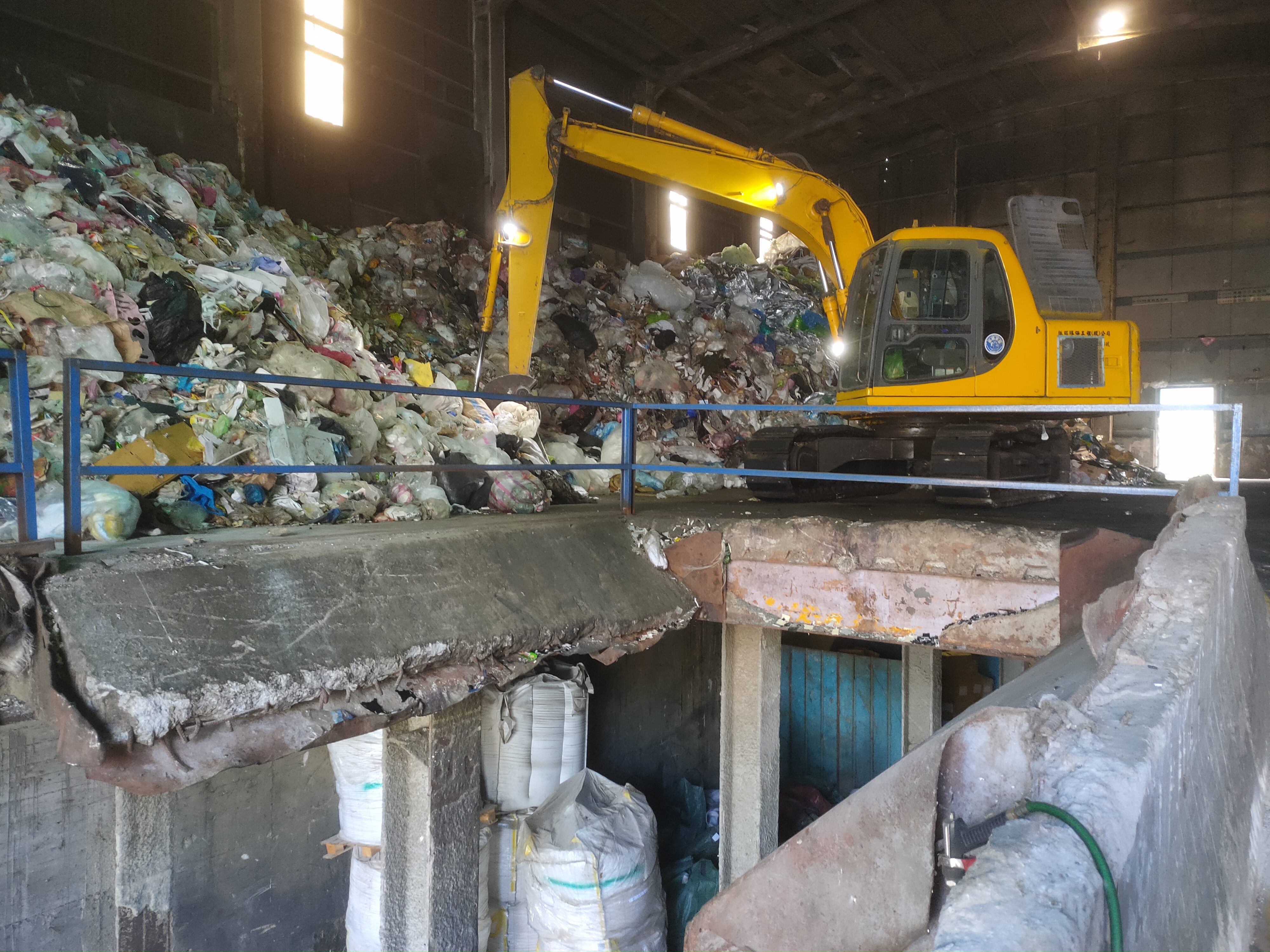 業者常以堆疊方式處理資源回收物 作業時應注意物料倒塌風險