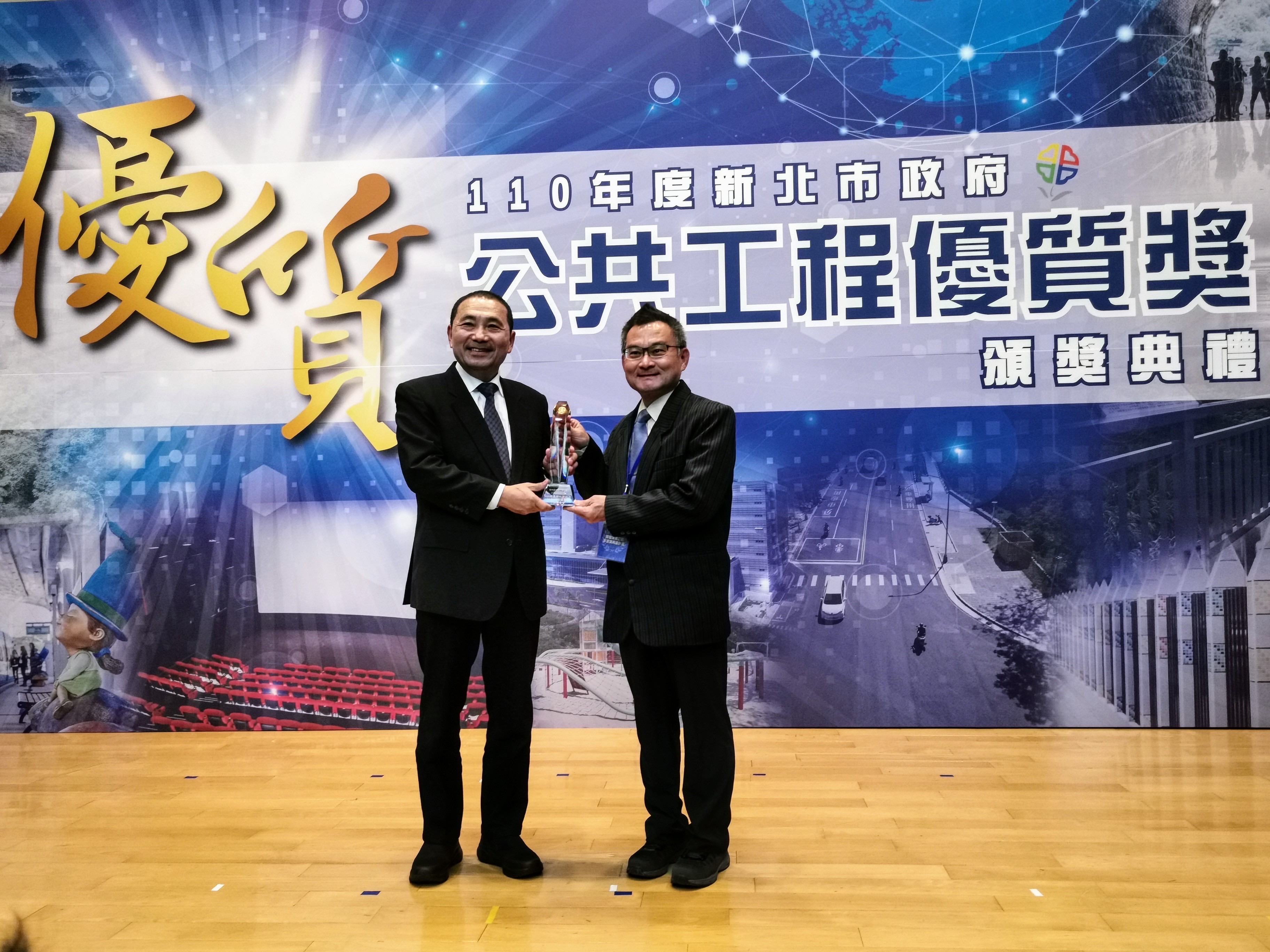 高灘處處長與市長合照