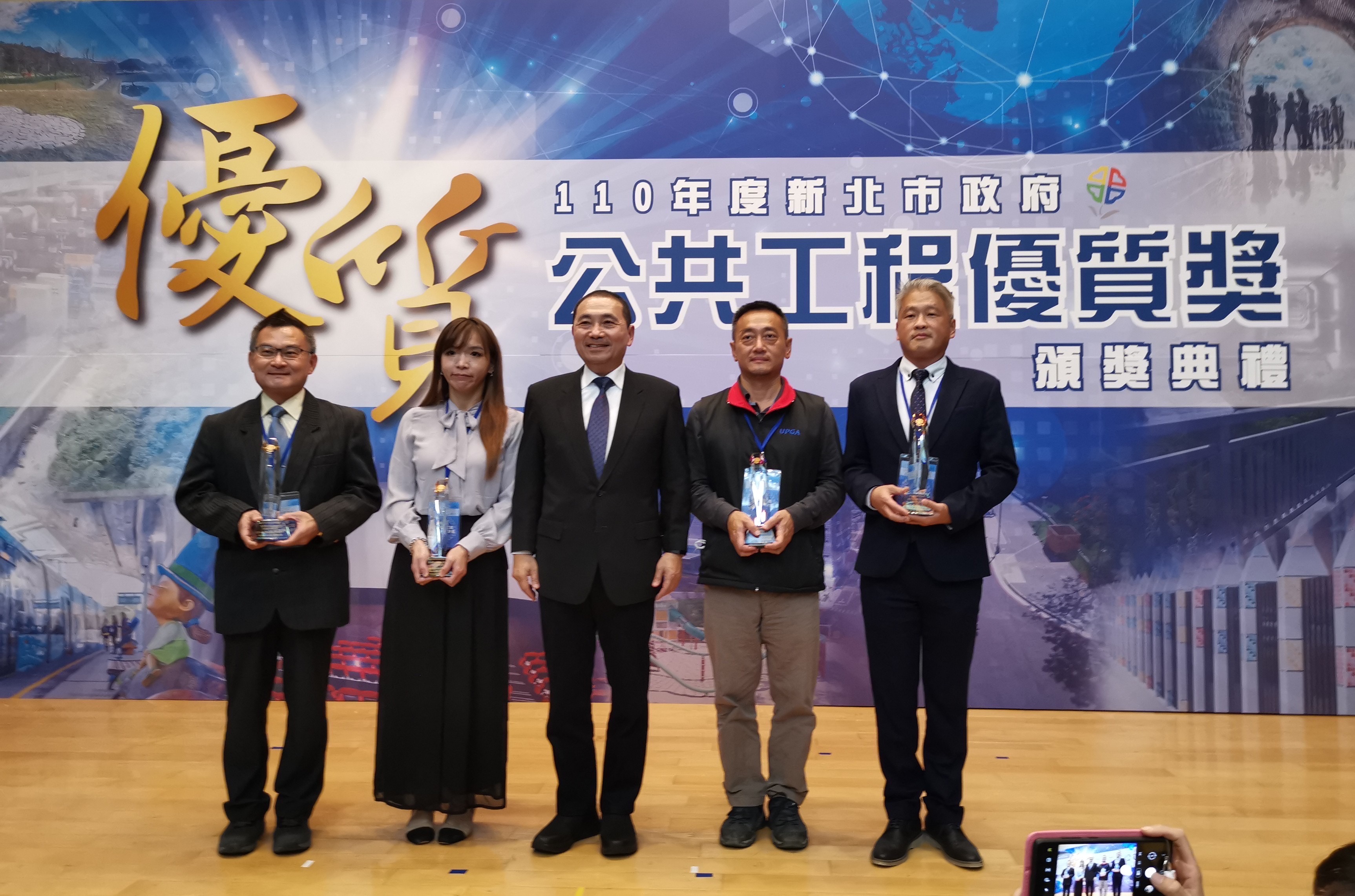 受獎人員與市長合照