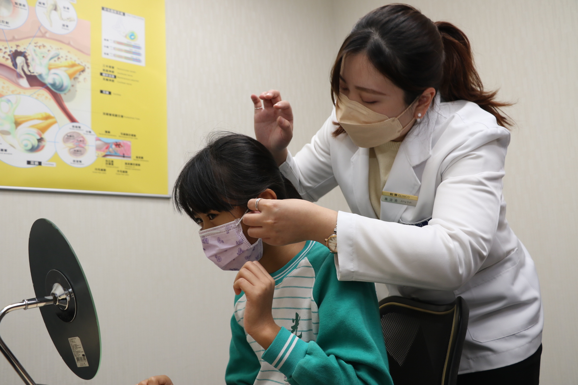 科林助聽器公司聽力師施治渝為胡小妹妹配戴由丹麥進口最適宜的迷你機型助聽器