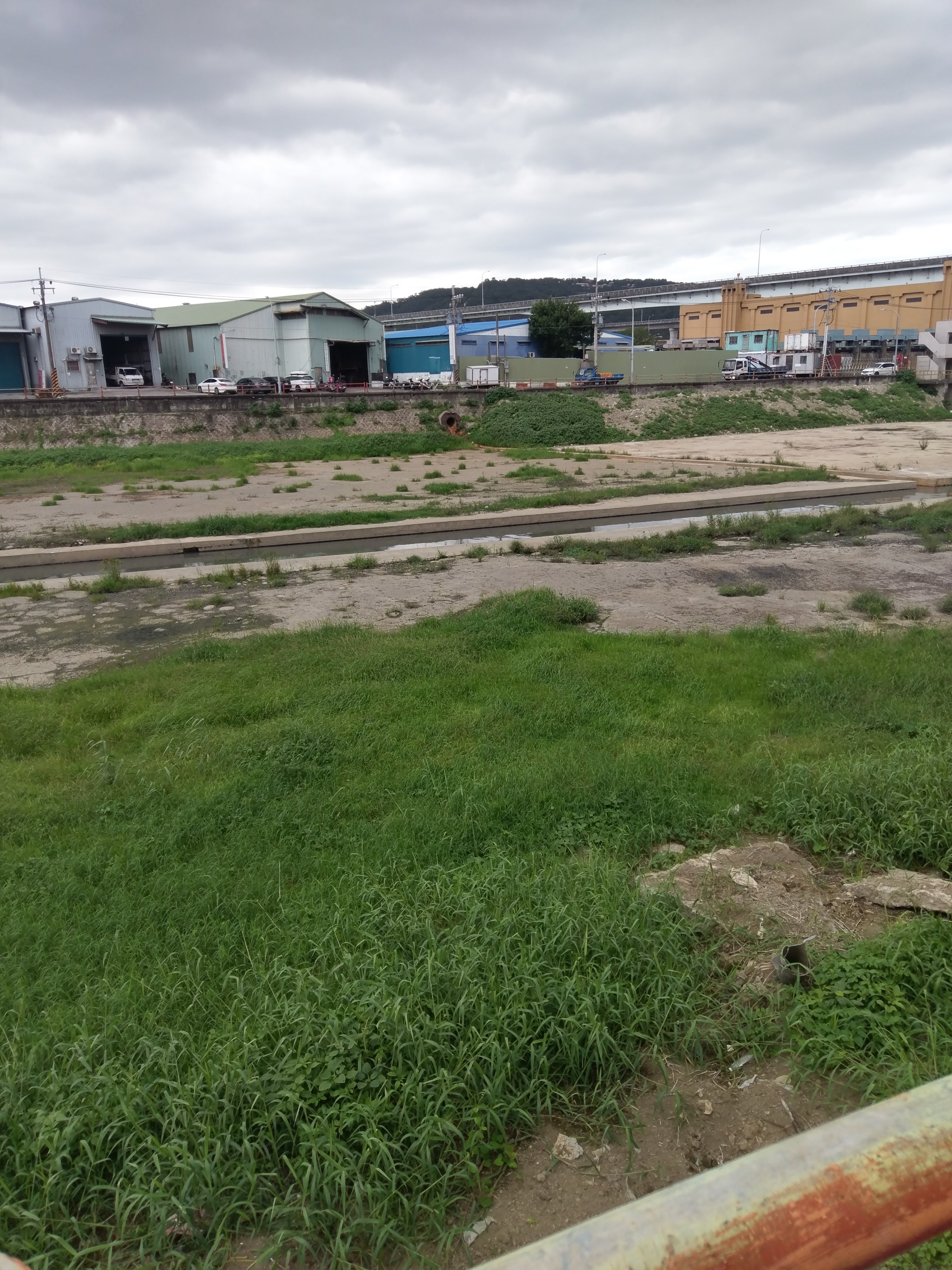 改造後的貴子坑溪兩岸保留部分綠地