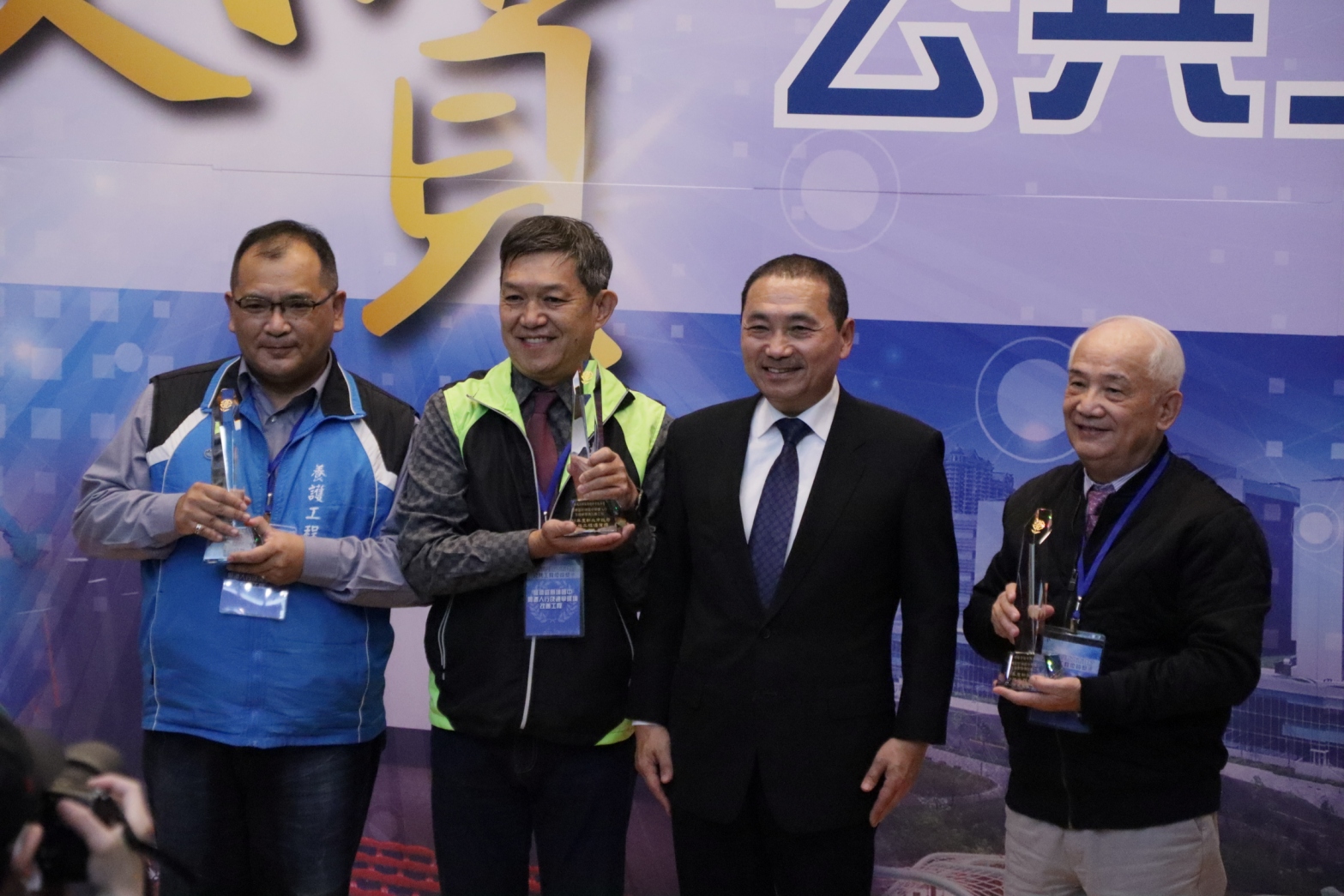板橋區新埔國中周遭人行及通學環境改善工程榮獲110年度新北市公共工程優質獎，由養工處及施工團隊代表領獎。