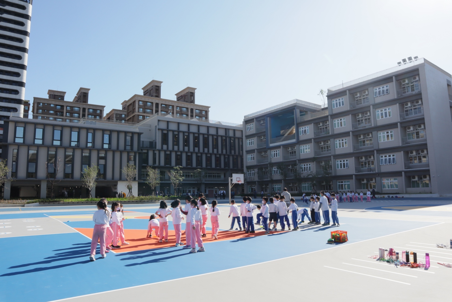 新埔國小第二期整建工程新建2棟地上5層地下3層的普通教室及綜合大樓校舍，提供學生優質受教環境。