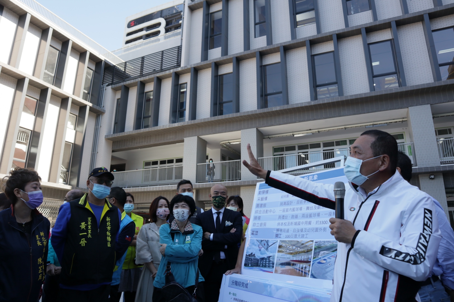 新北市長侯友宜11日到剛整建完成的新埔國小視察，對於施工團隊改建老舊校舍，提供學童安全舒適的教育環境表示肯定，也表示未來會一併整理校園周邊通學環境，讓小朋友上下學更安全。