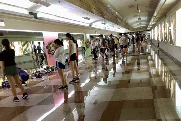 深受年輕人歡迎的新板特區新站路地下道507街舞區於今(12)日起正式重新開放，為了落實防疫措施，民眾須事先於新站路地下道10號出口中控室量測體溫及落實實名制。
