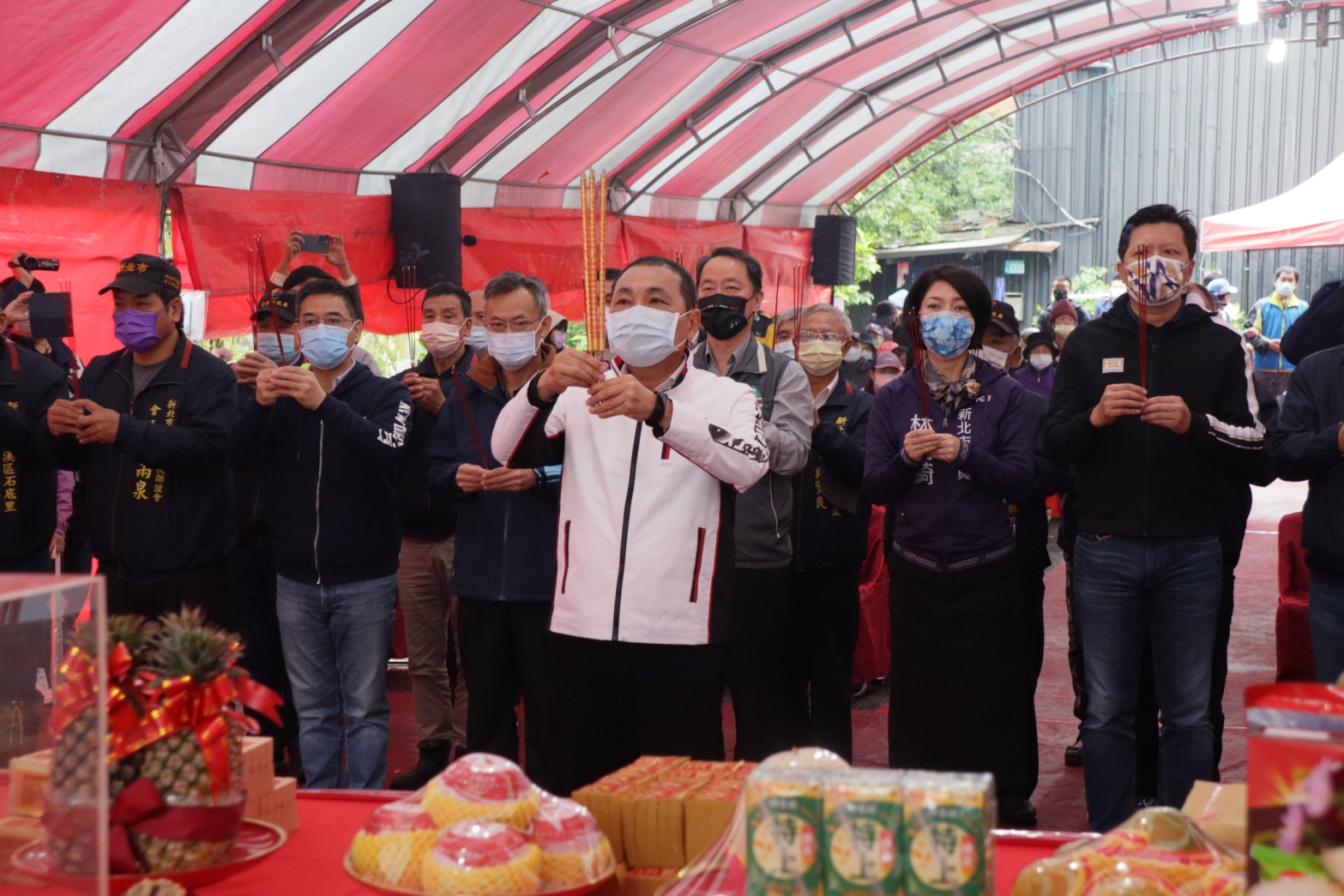 新北市長侯友宜和施工團隊、地方民代耆老焚香祝禱，希望平菁橋改建平安之外，並希望能帶動附近觀光