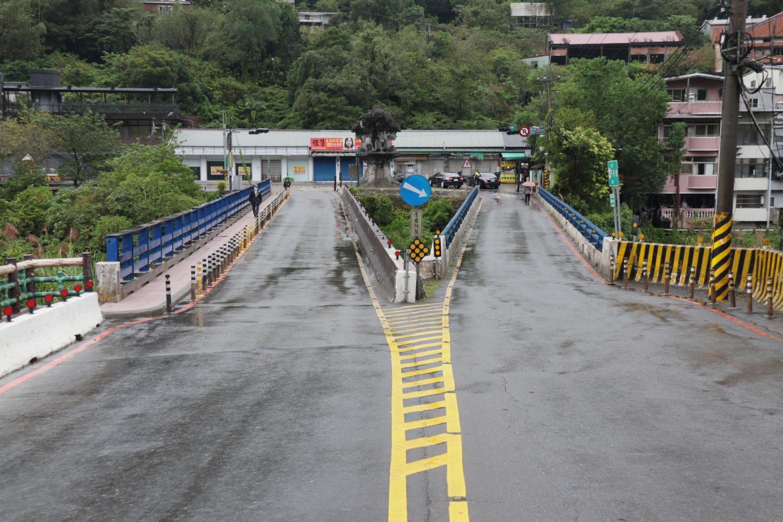 平菁新舊橋在平溪白石里一端呈現Y字型單向通行，將拆除右手邊的舊橋後於原地改建新橋，未來橋面寬度從原來的4.3公尺拓寬為7公尺，並縫合原有Y字