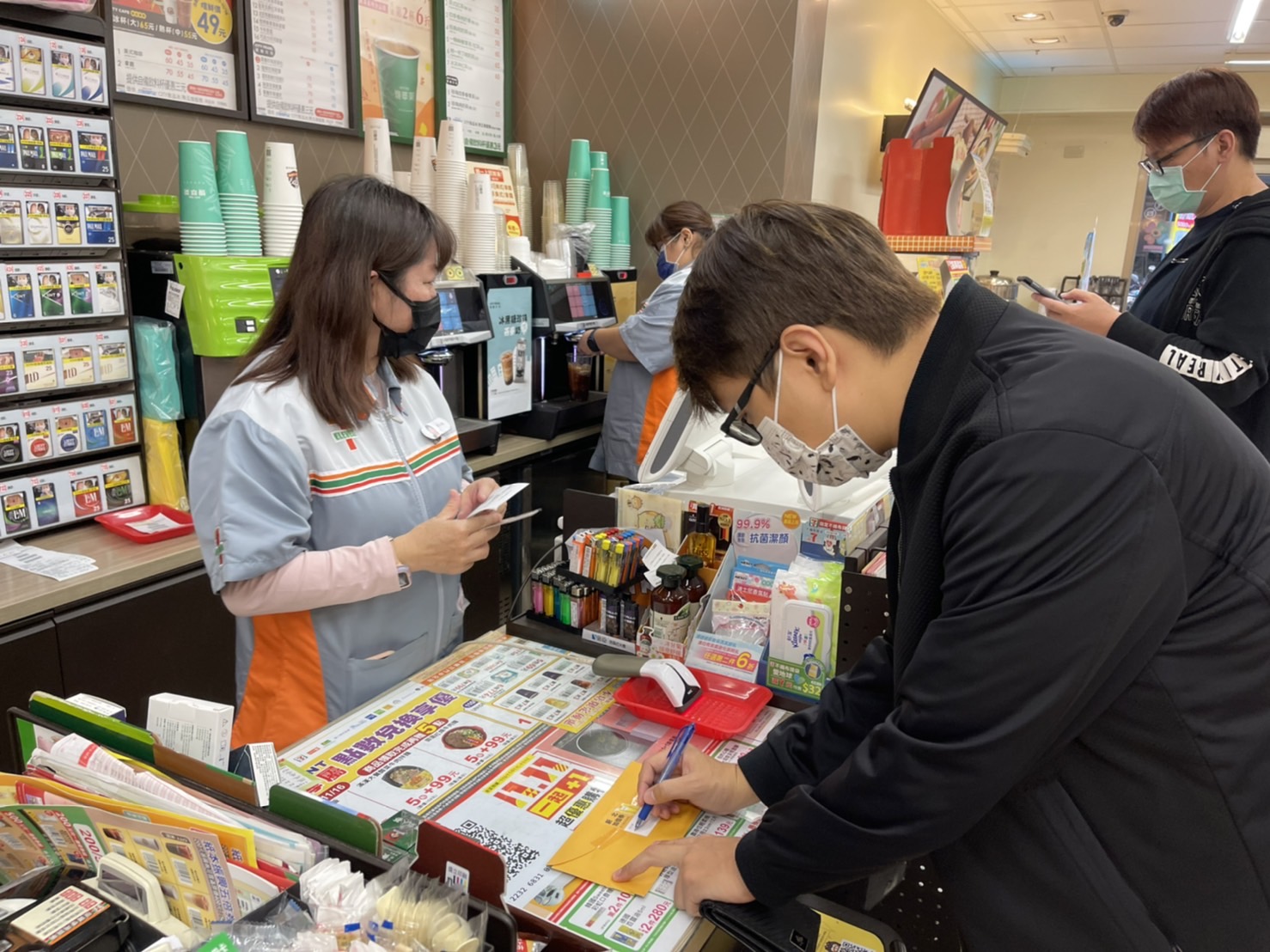 圖說：新北加倍券兌領時間自即日起至11月28日上午9時至下午10時，須持中獎人身分證件正本及紙本五倍券至登錄之統一超商門市換購。