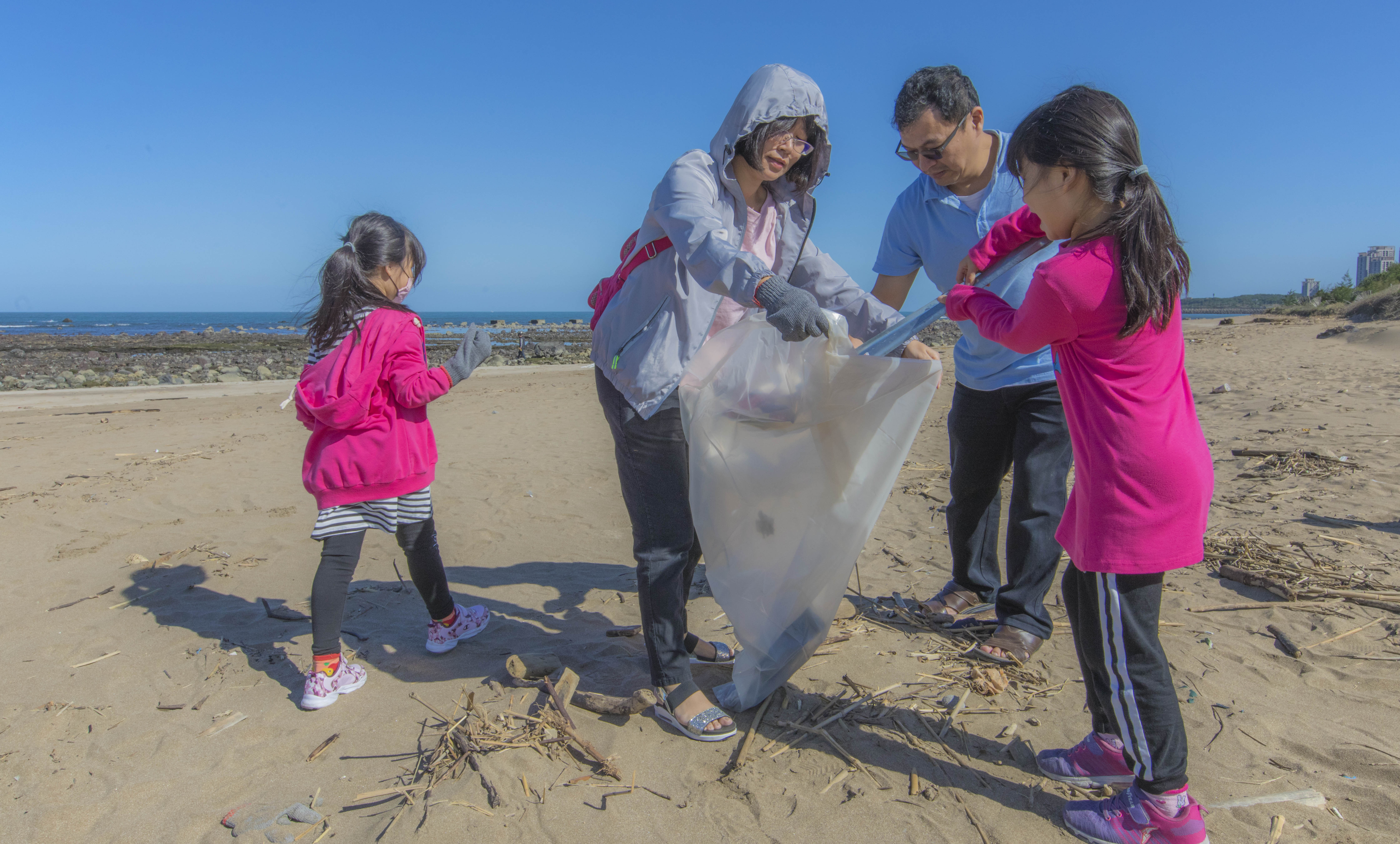 圖四：淨灘體驗，石滬旁沙灘常有碎木夾帶垃圾拍打上岸，需要大小朋友一起來淨灘