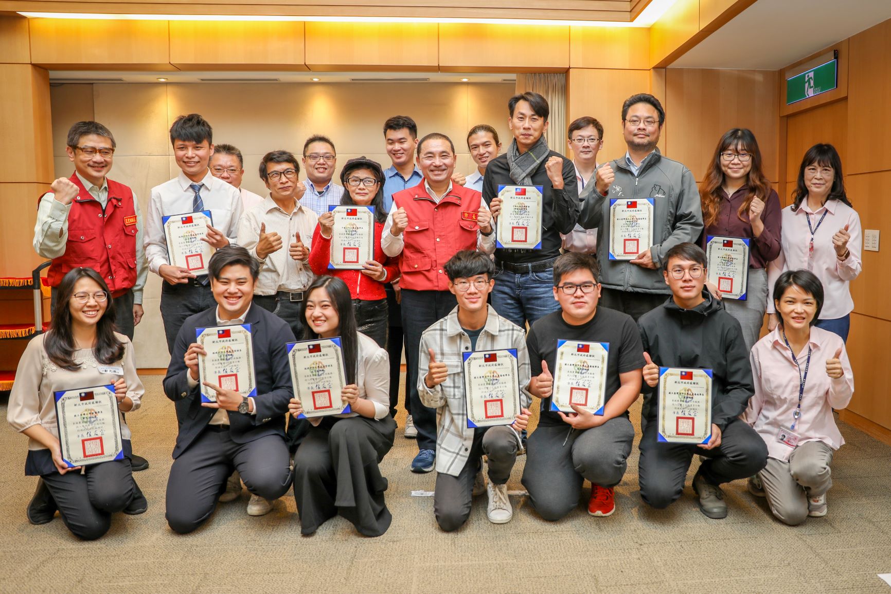 新北市長侯友宜致贈感謝狀予台灣大學、中興大學、嘉義大學、海洋大學、文化大學及致理科大等師生