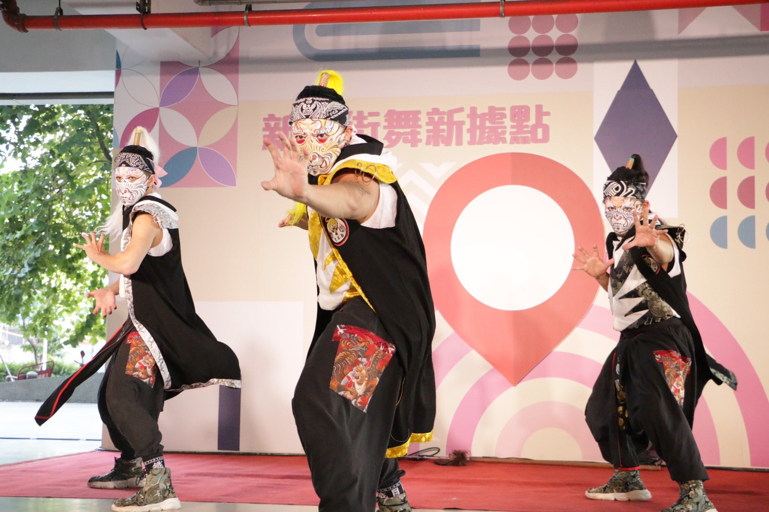 鐵四帝文化藝術團，帶來融入傳統民俗陣頭的官將首街舞表演