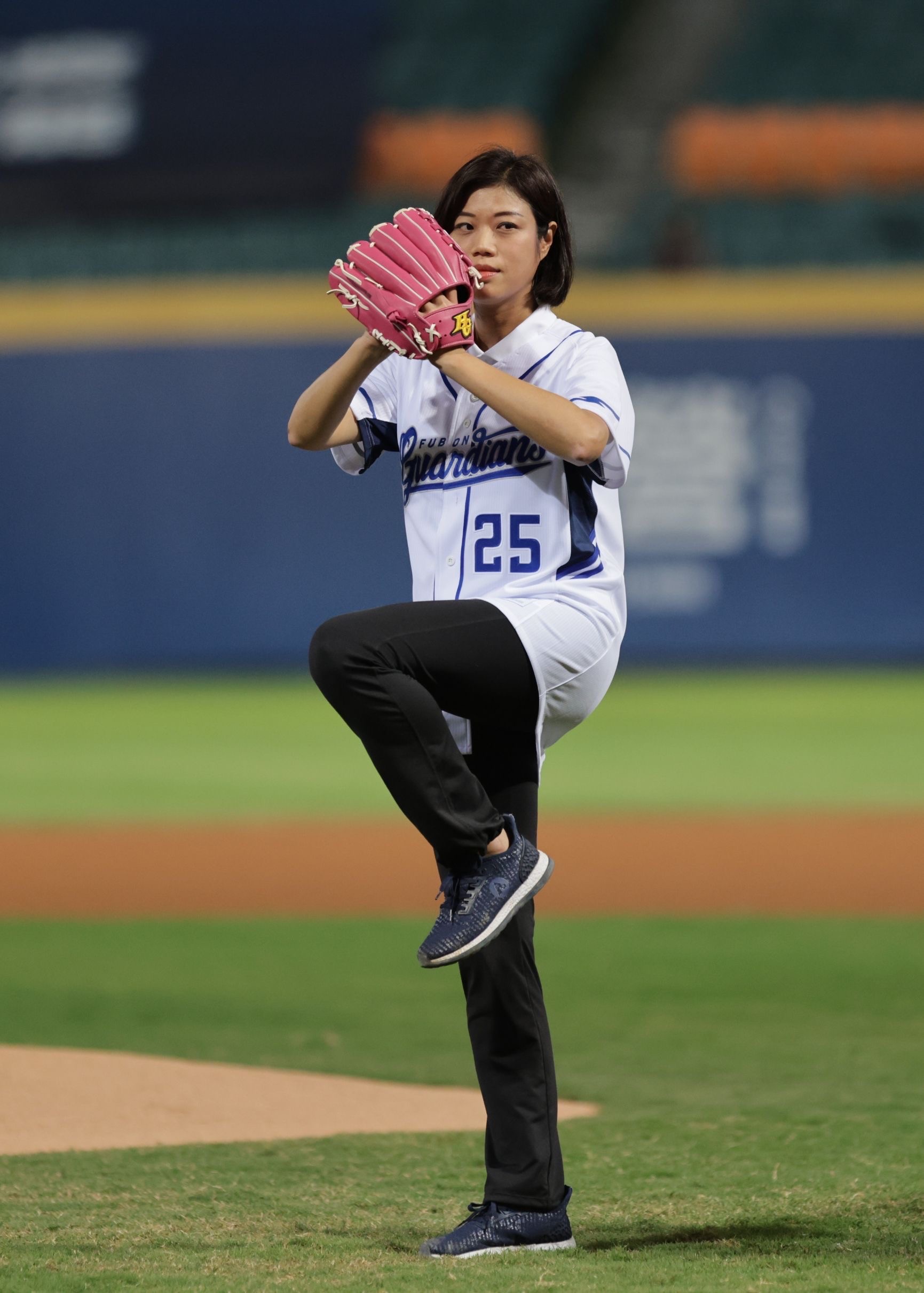 蔣志薇局長18日選穿富邦悍將隊25號球衣，擔任開球嘉賓(富邦悍將授權使用)