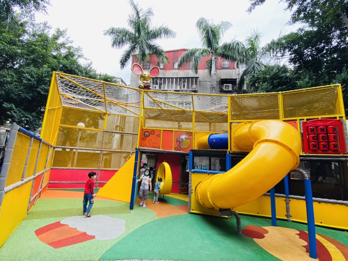慈愛公園共融遊具啟用，乳酪蛋糕設計活潑可愛。