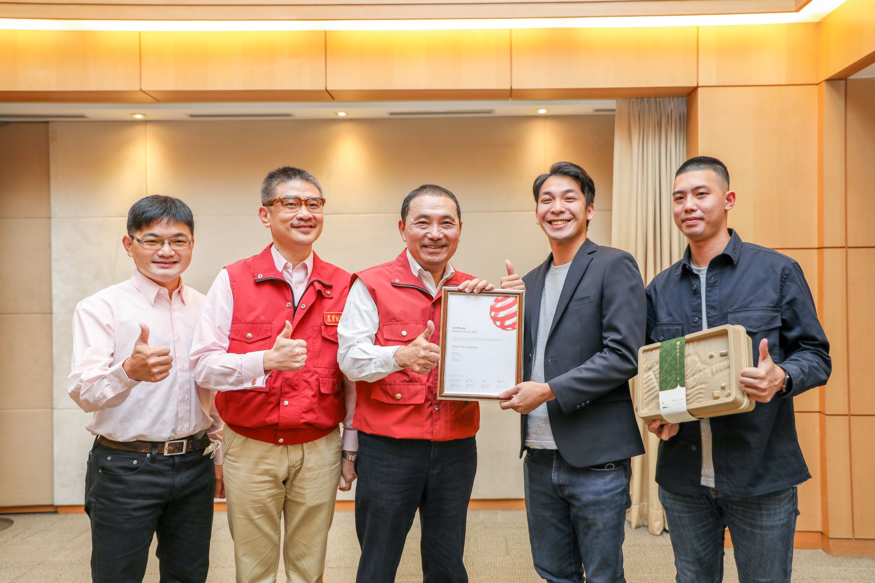 新北市長侯友宜(中)、農業局及青農蔡威德(右二)、王翊倫(右一)合照