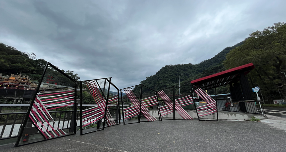 ▲110年7月31日啟用在烏來公車總站旁的織藝廣場，以泰雅族傳統編織「紅」、「白」、「黑」三色融入地景。(圖/新北市政府原民局提供)