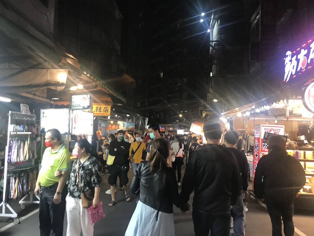 圖說：新北加倍券適用範圍包含指定市場、夜市、商圈、觀光工廠、旅宿、一般商業、四大超商等達1萬6,083家，使用期限至111年4月30日止。