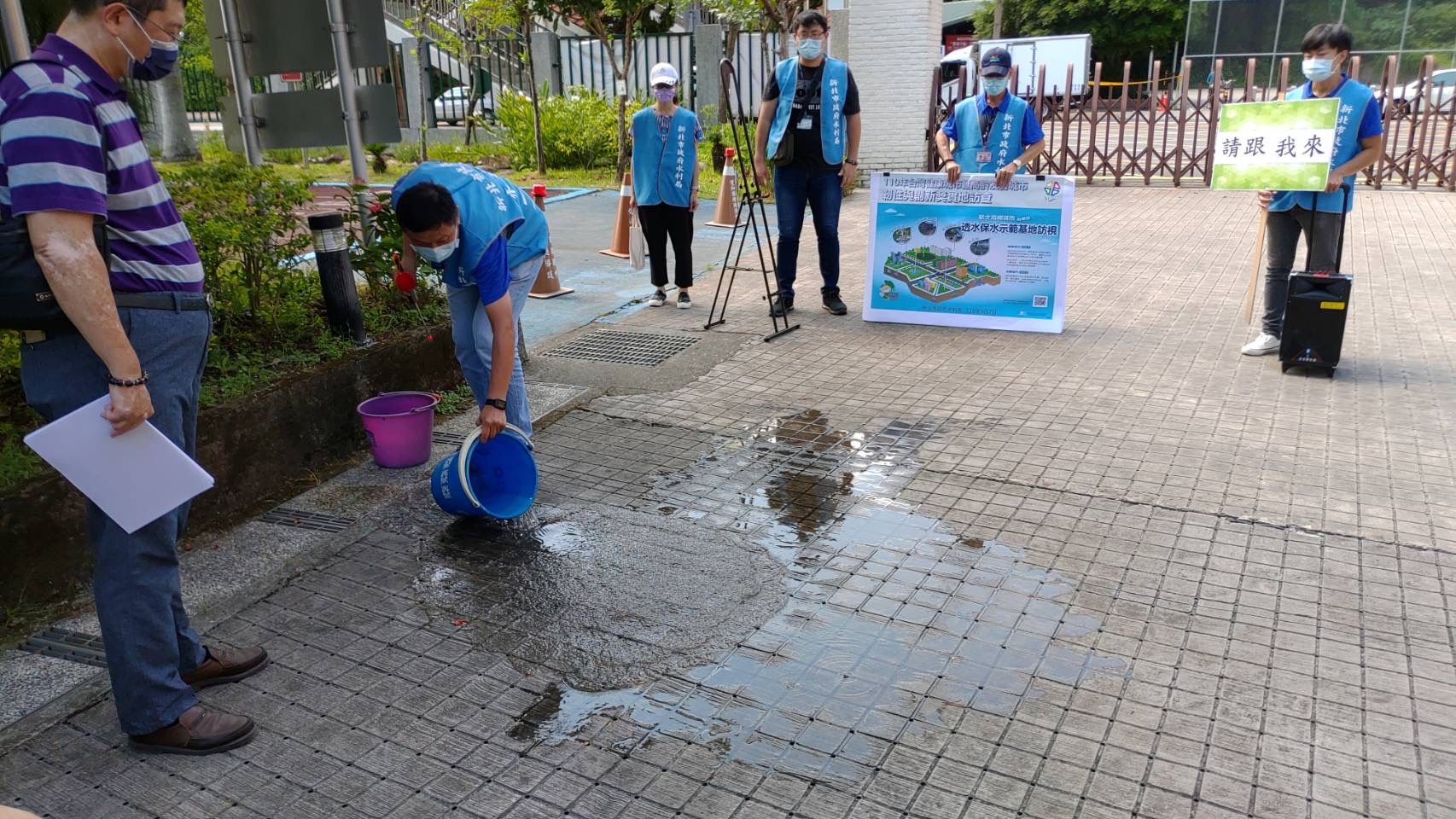 因應氣候變遷，運用透水鋪面，有效減少地表逕流、增加土地保水量