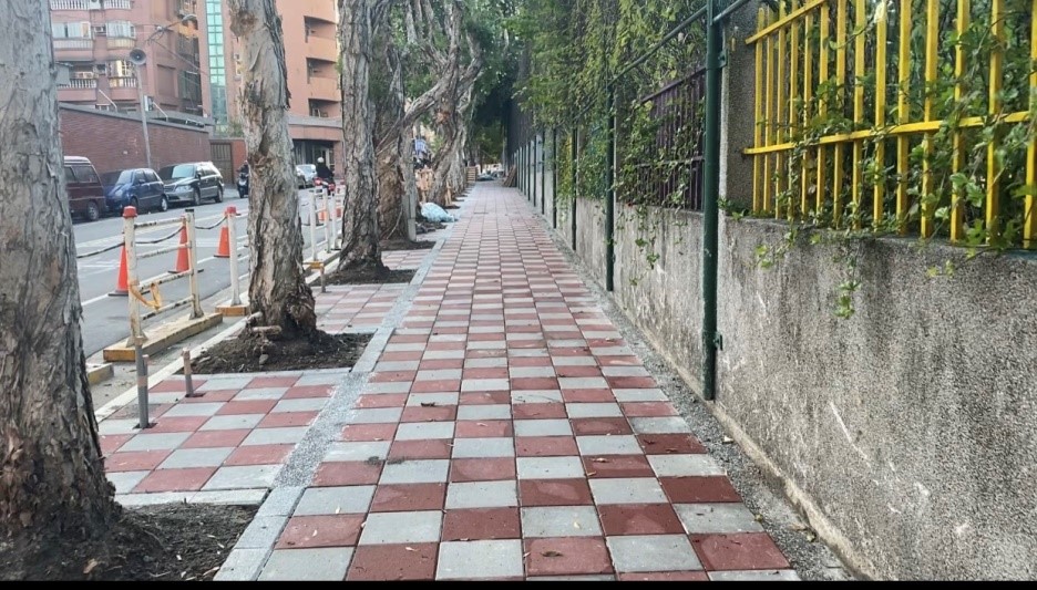 市府團隊將樹林三多國小周邊原先多處破損、不平整的三福街及三福街56巷人行道重新改善完成，除了將鋪面更新外也一併埋設弱電管溝，並改善5處無障礙坡道，讓拓寬的人行道達到寬度至少1.8公尺以上。