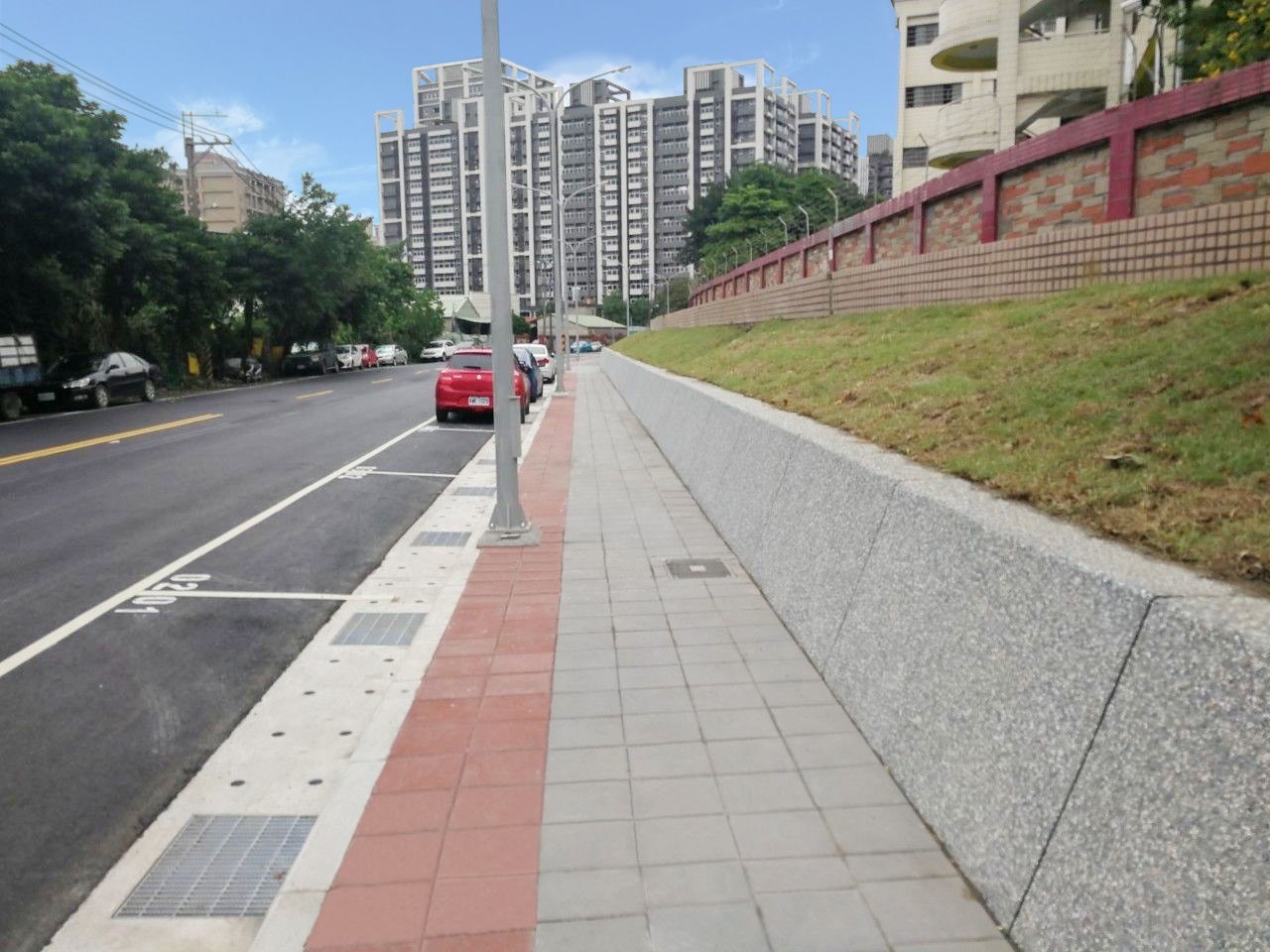 板橋溪崑國中旁新崑路側因既有圍牆邊人行空間高低差大，導致人行空間不順暢，與校方研商後退縮部分邊坡空間，將人行道拓寬至少有2公尺以上，並增設照明設施。
