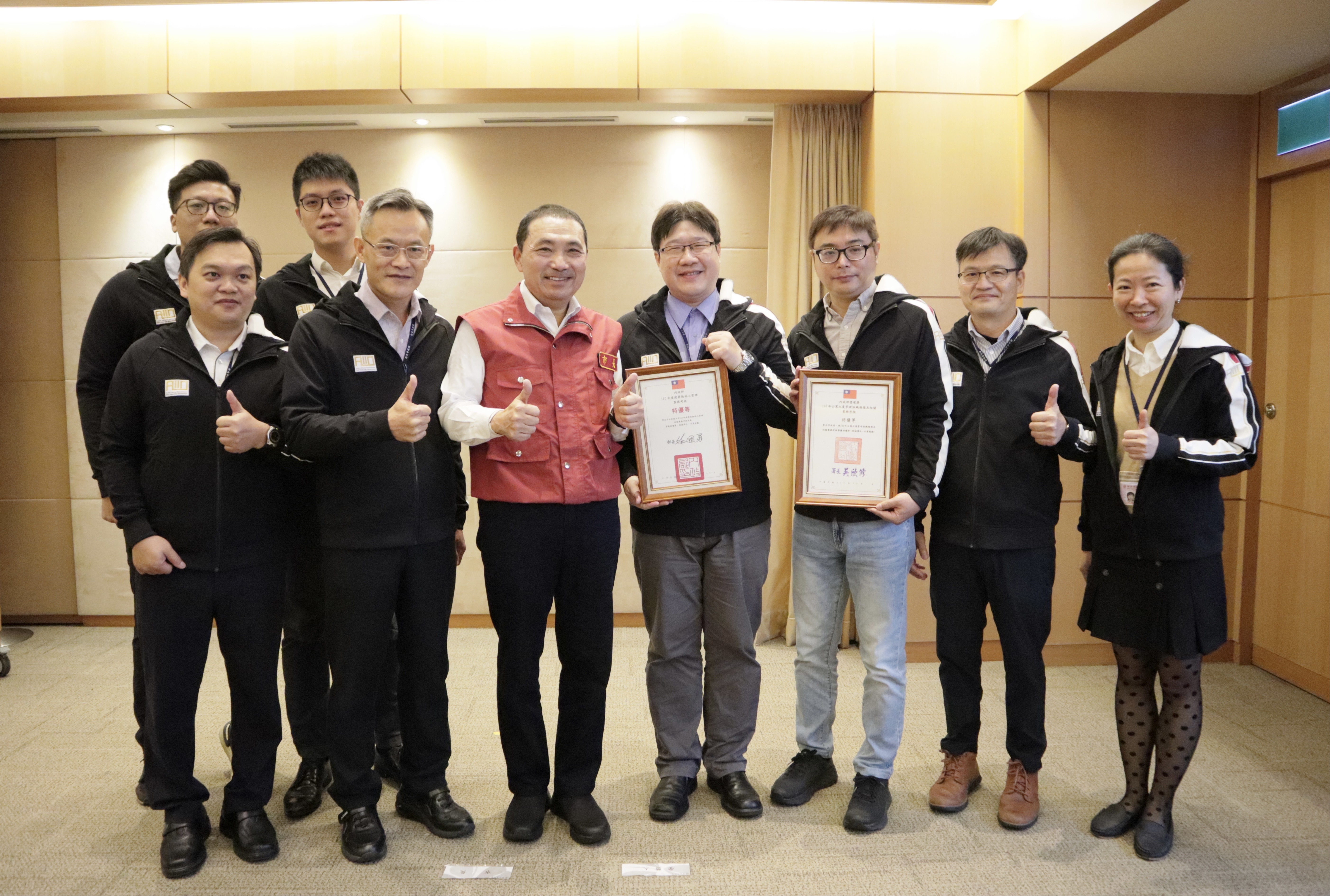 新北市工務局推動建築物施工管理業務考核及公寓大廈管理組織報備成效卓著，雙雙獲得內政部營建署評選為象徵全國第一的「特優」獎，今日由工務局長詹榮鋒(前排左二)在市政會議中，率同施工科長潘亮宇(右四)、公寓科長蔡政勳(右三)及工作團隊將榮耀獻給市長。