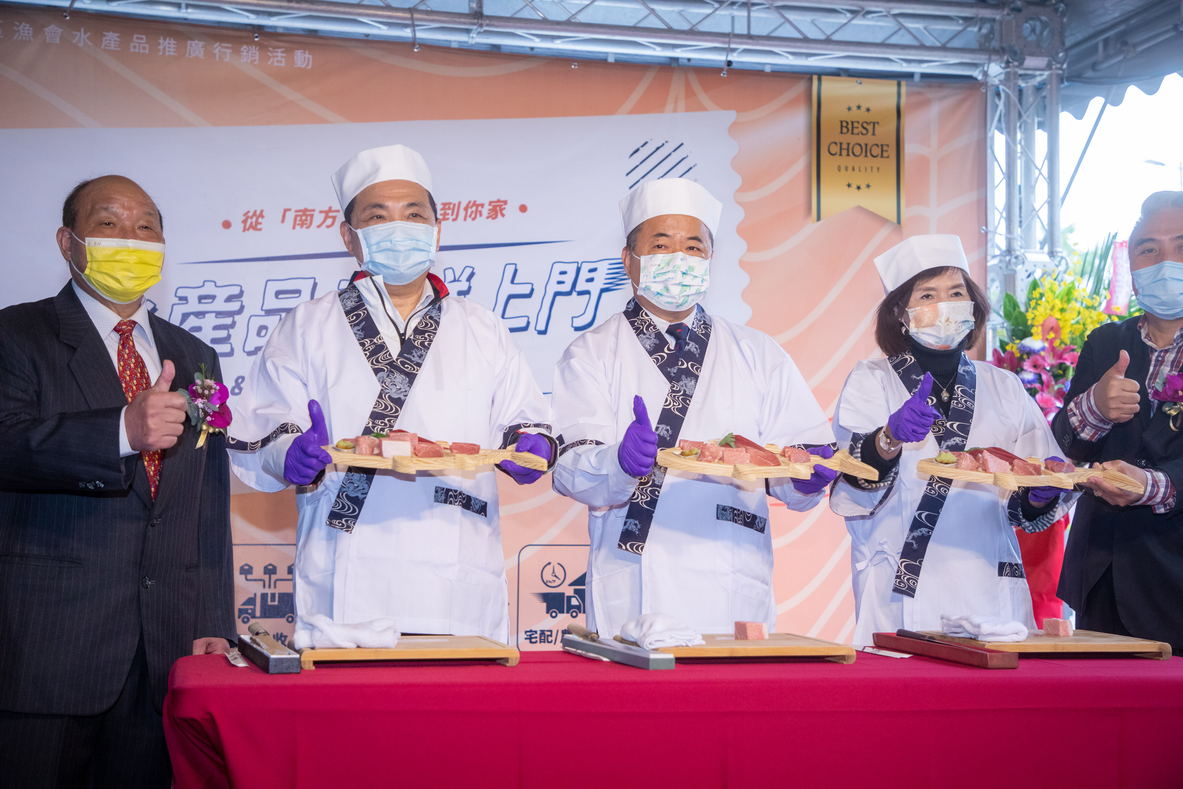 蘇澳區漁會與本市農會辦理黑鮪魚行銷合作，侯友宜市長與宜蘭縣長林姿妙現切黑鮪魚生魚片