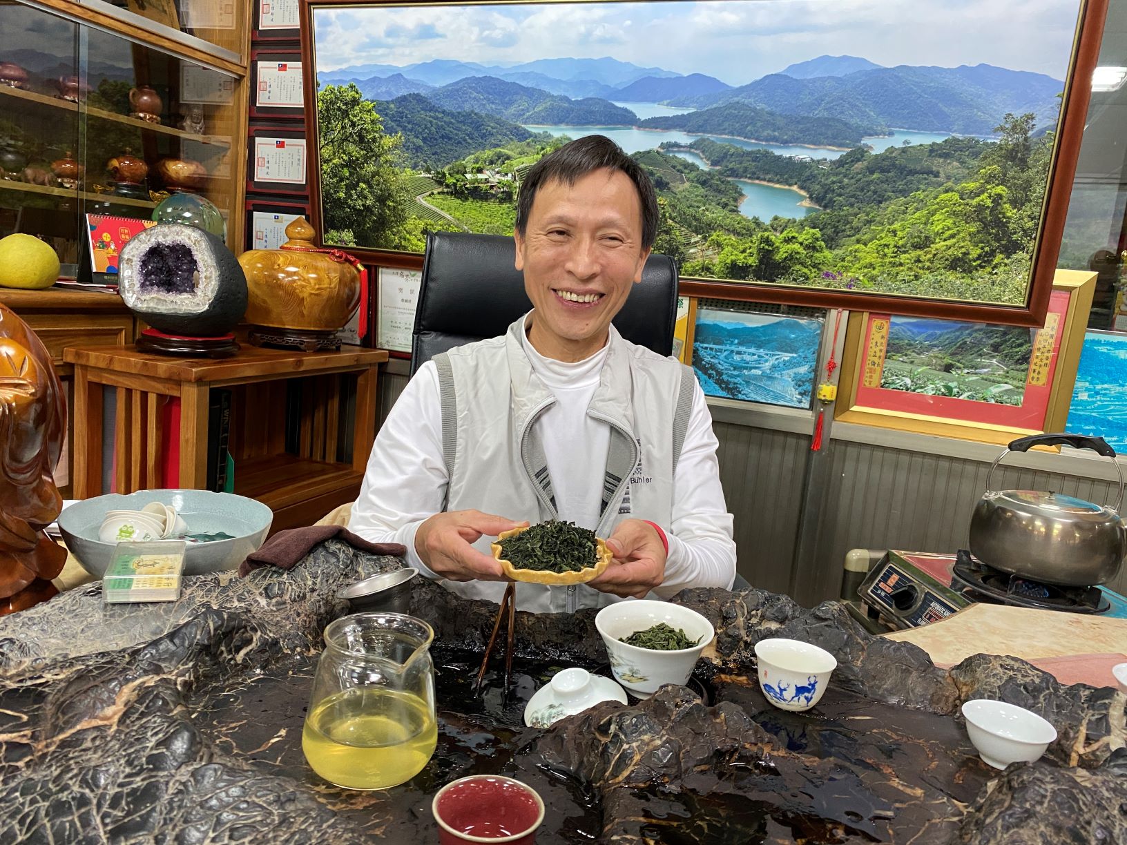 蔡國祥與特等獎茶合影