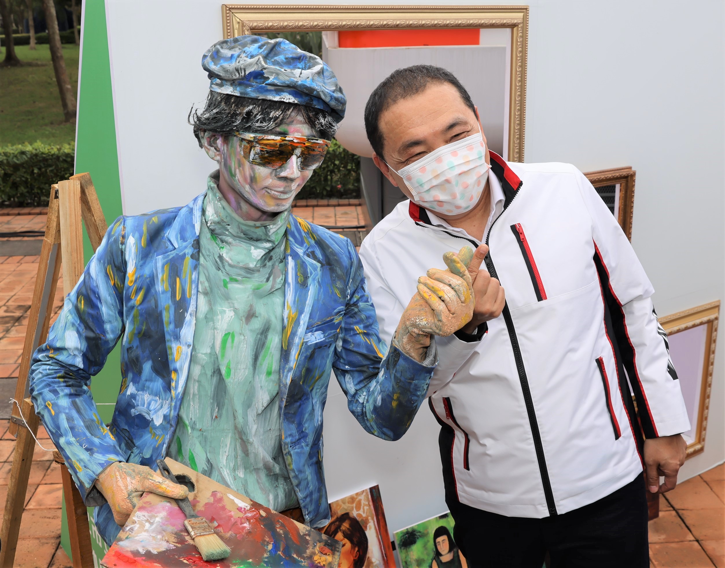 鶯歌藝術季「玩美生活市集」，街頭表演者扮演畫家，邀請侯友宜市長一起玩藝。