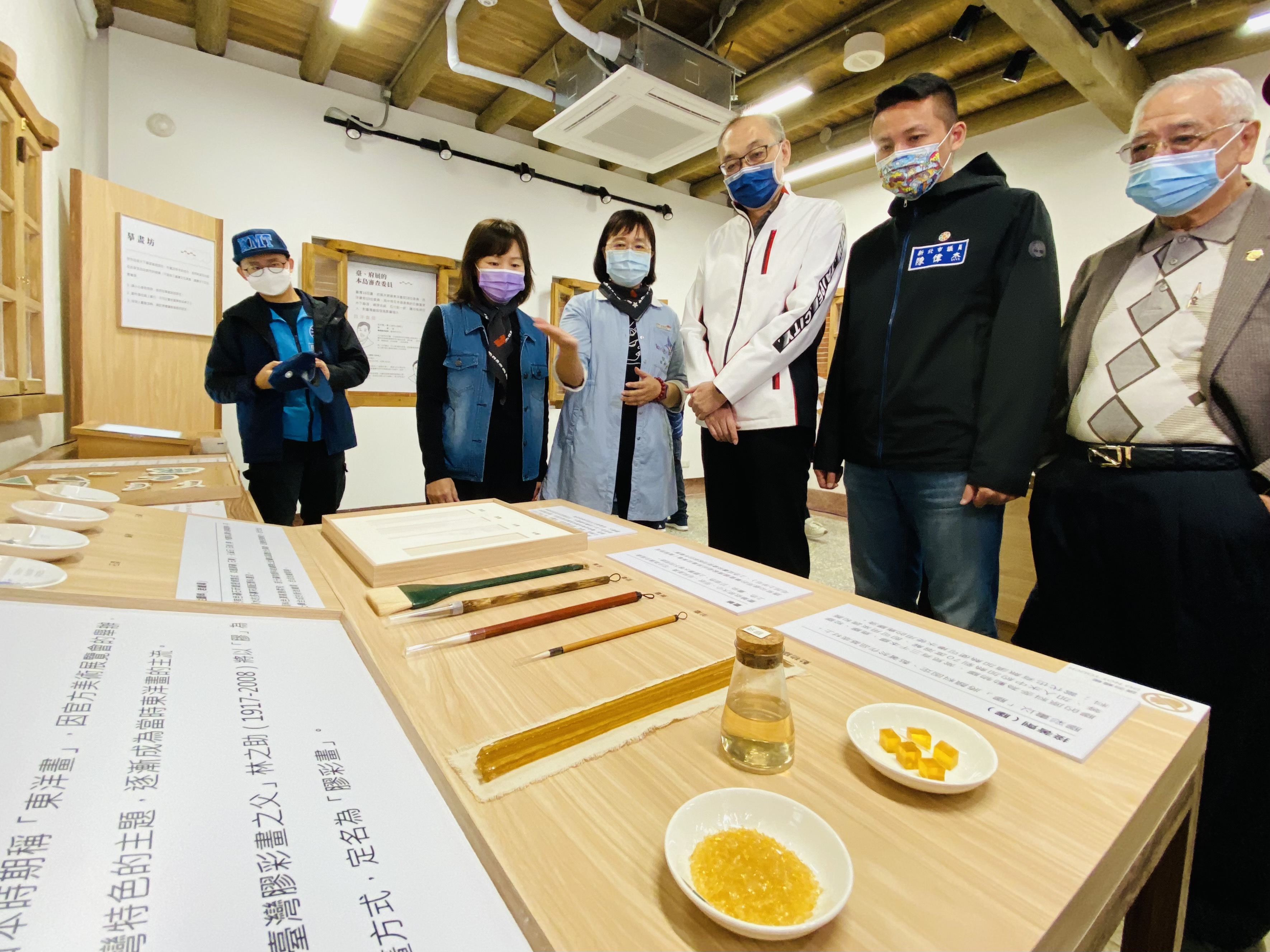 新北市副市長謝政達（右3）、新北市議員陳偉杰（右2）與淡古館長黃麗鈴（左2）一同參觀舊居展覽。