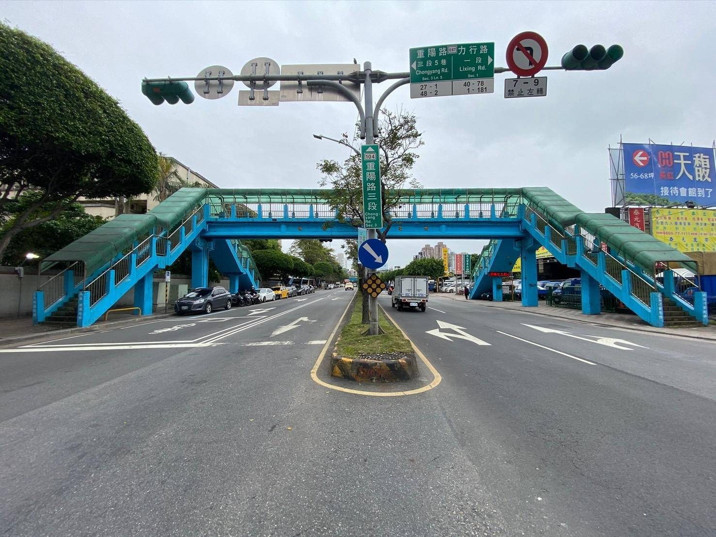 位於三重區重陽路的明德陸橋拆除前