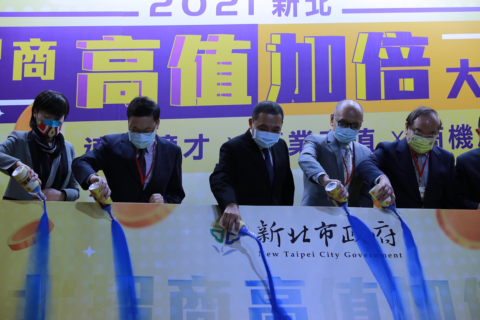 「2021新北招商高值加倍大會」啟動儀式(左起第2位南亞科技副總經理吳志祥、新北市長侯友宜、鴻海集團數位轉型長龔培元).