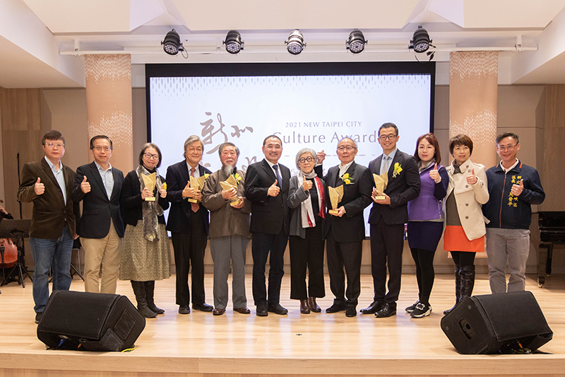 侯友宜市長與得獎者合影，施岑宜老師(左三)、李乾朗老師(左四)、李再鈐老師(左五)、陳光雄先生(右五)、林峻丞執行長(右四)、文化局龔雅雯局長(右二)