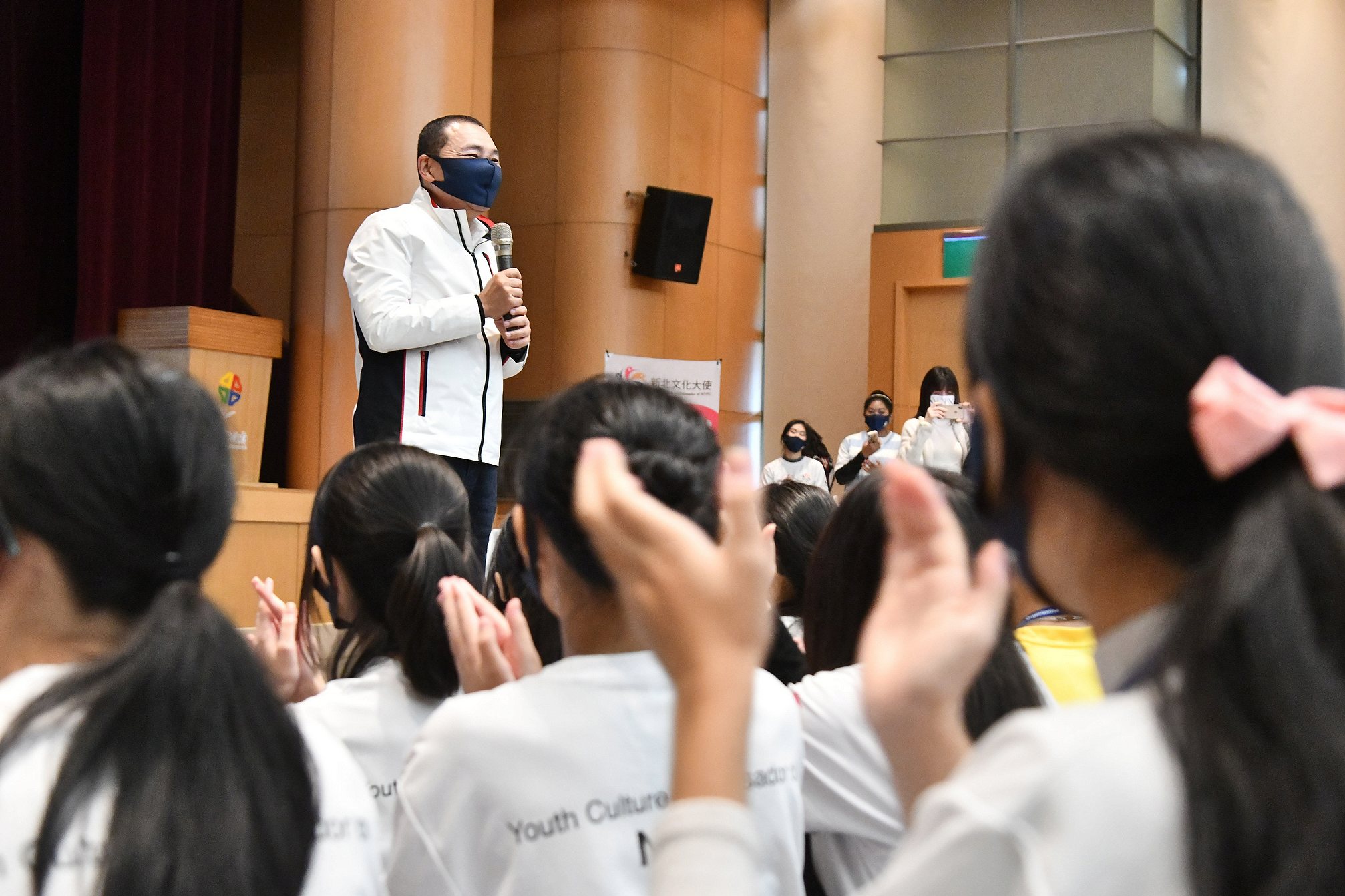 侯友宜向青年學子分享自身人生經驗，提醒他們過程永遠比結果重要。