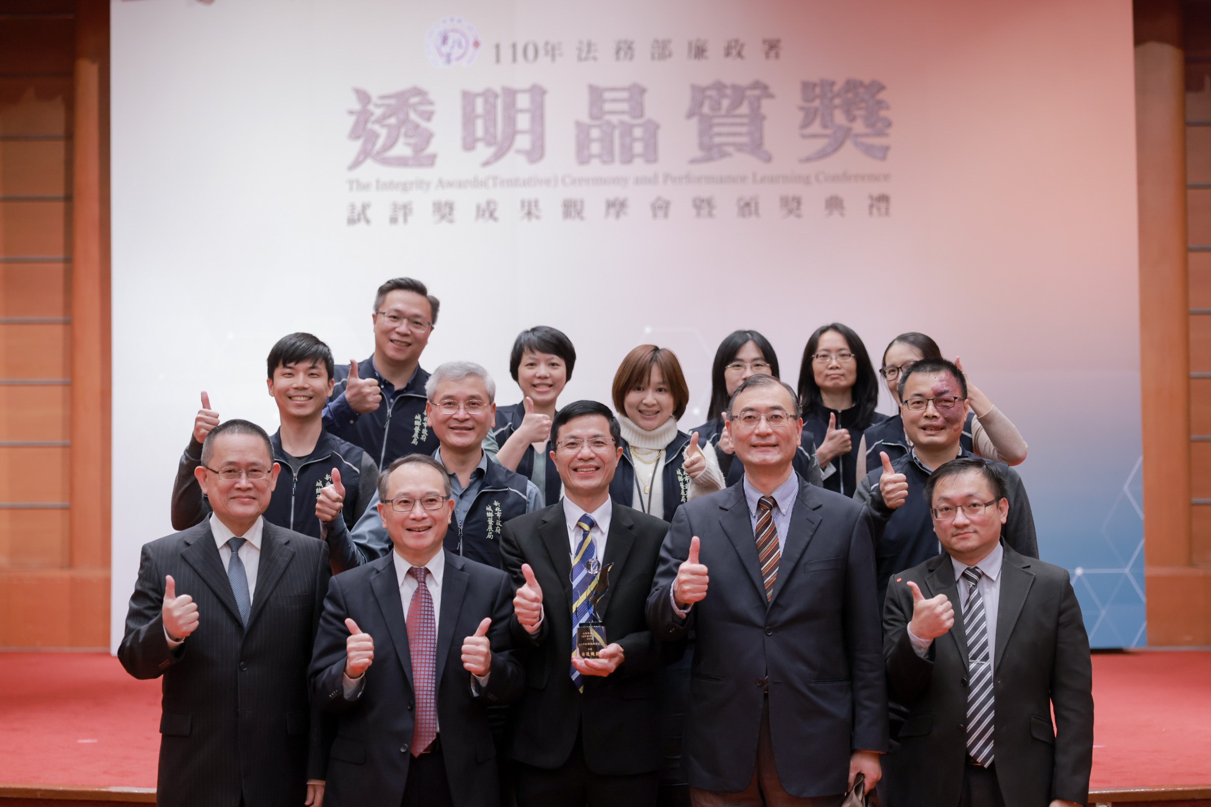 城鄉發展局局長黃國峰率城鄉局同仁與評委合影留念