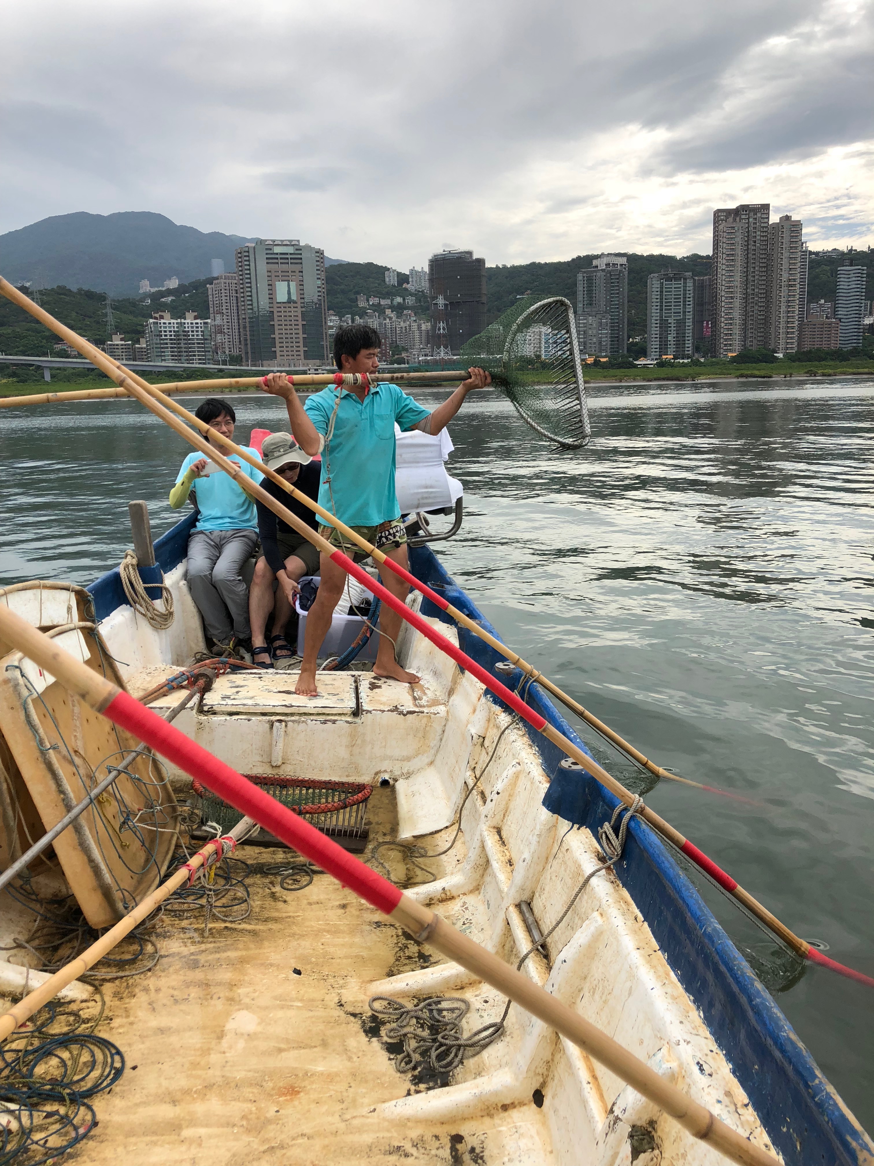 圖三：漁民黃振興採集文蛤畫面