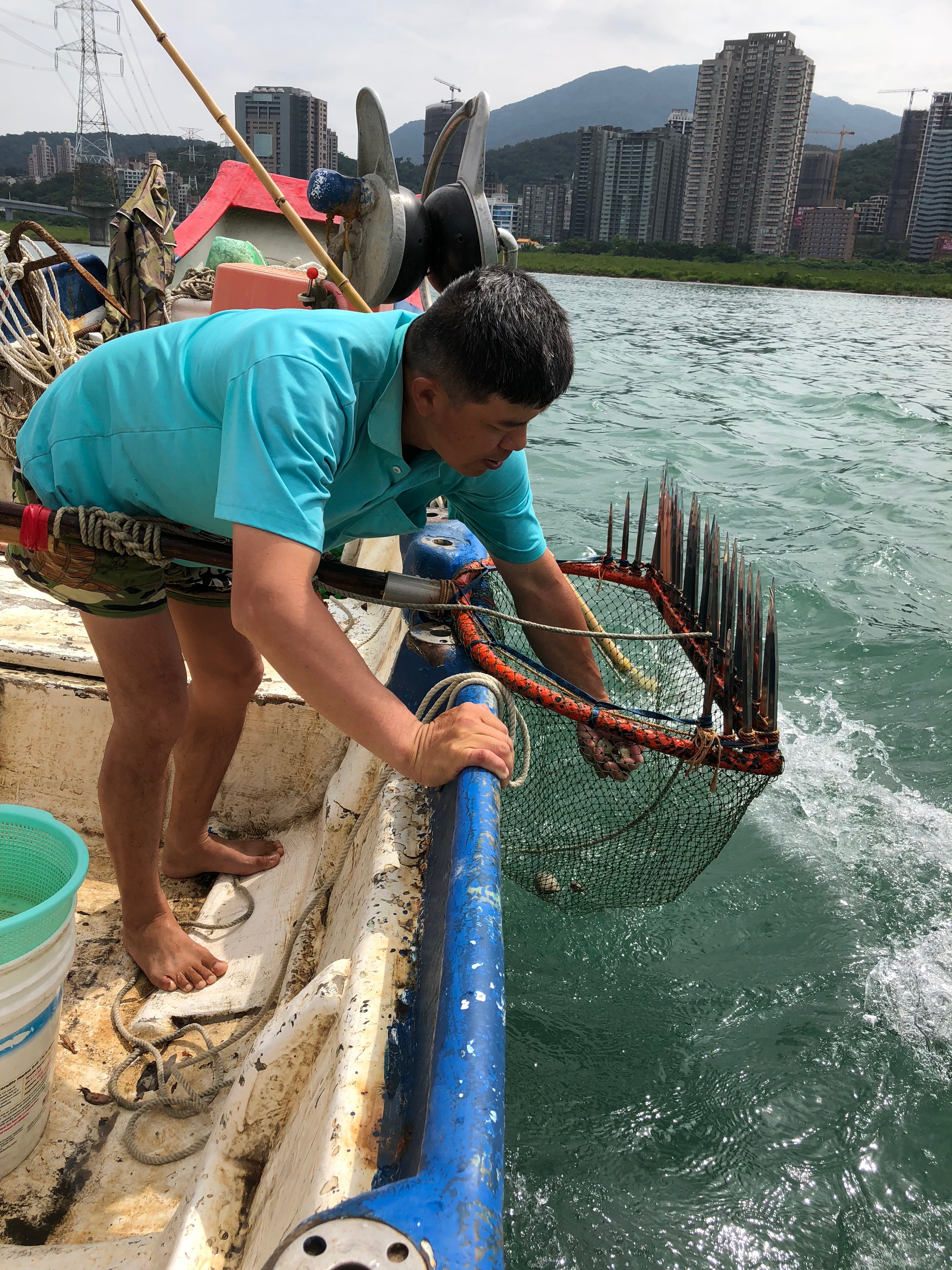 圖四：漁民黃振興採集文蛤畫面